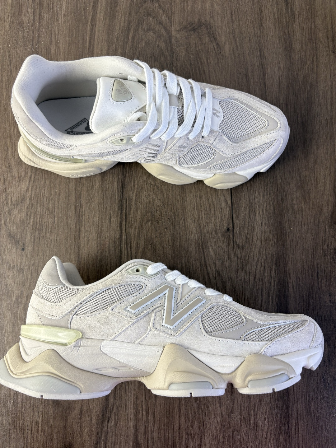 New Balance/新百伦 男女鞋半码制,采用猪巴革组合网织鞋面材质,4层组合底模,中底嵌入ABZORB缓震科技材料及后跟嵌入TPU装饰条稳固❗️ 复古爱好者看过来,全新配色!全新NB新百伦New Balance 9060"Moonbeam"系列复古百搭老爹风小象蹄休闲运动跑步鞋“月光灰米白 U9060MM 类型:男女鞋 编码:688