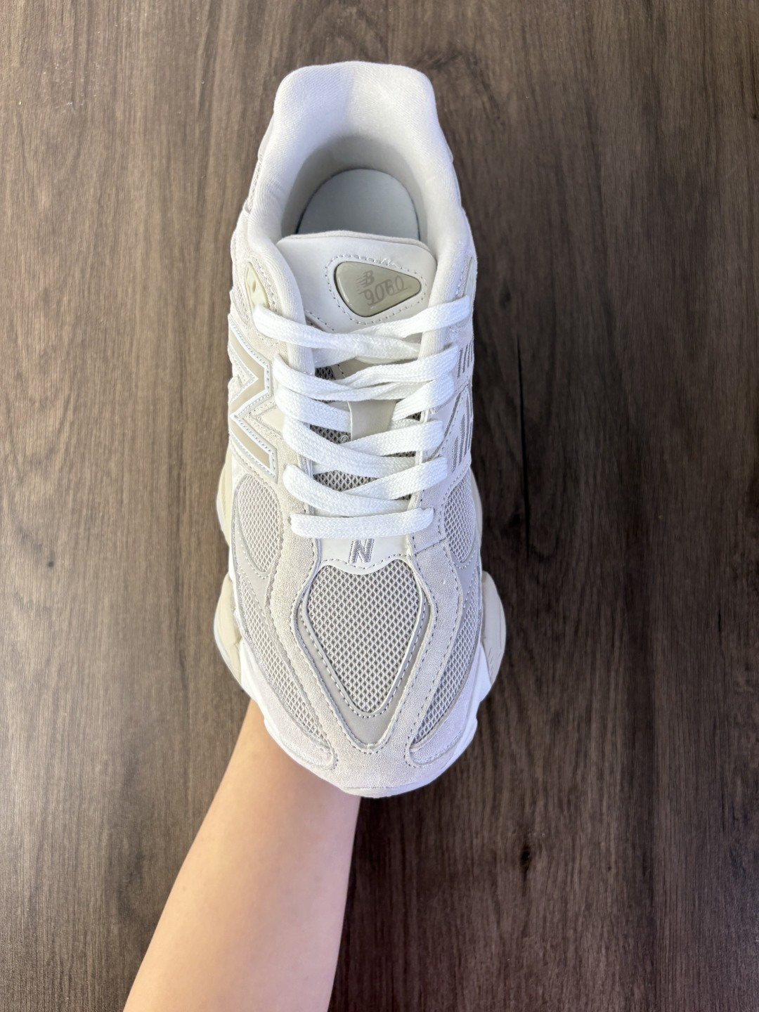 New Balance/新百伦 男女鞋半码制,采用猪巴革组合网织鞋面材质,4层组合底模,中底嵌入ABZORB缓震科技材料及后跟嵌入TPU装饰条稳固❗️ 复古爱好者看过来,全新配色!全新NB新百伦New Balance 9060"Moonbeam"系列复古百搭老爹风小象蹄休闲运动跑步鞋“月光灰米白 U9060MM 类型:男女鞋 编码:688