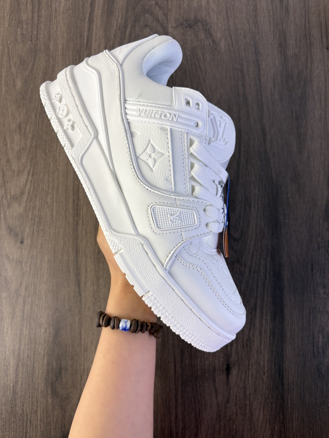 LV ARCH LIGHT SNEAKER路易威登板鞋 时尚运动鞋潮厚底增高女鞋.舒适防滑底和百搭性霸屏整个时尚娱乐圈,细节调整完美主义!采用柔软皮革拼接鞋面,独家开模大底, 侧边采用3D打印标志性Logo 尽显贵族时尚气息,配带正品全套包装.全新LV路易威登Louis vuitton Trainer Sneaker Low 休闲运动文化百搭板鞋. 编码758