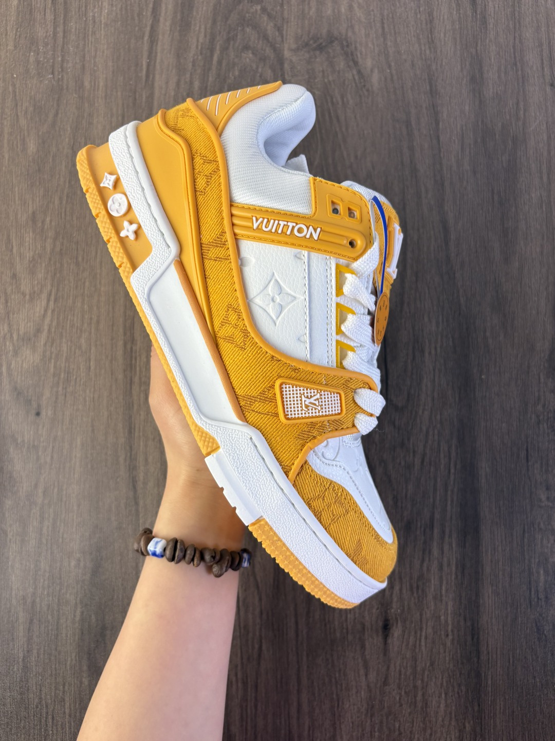 LV ARCH LIGHT SNEAKER路易威登板鞋 时尚运动鞋潮厚底增高女鞋.舒适防滑底和百搭性霸屏整个时尚娱乐圈,细节调整完美主义!采用柔软皮革拼接鞋面,独家开模大底, 侧边采用3D打印标志性Logo 尽显贵族时尚气息,配带正品全套包装.全新LV路易威登Louis vuitton Trainer Sneaker Low 休闲运动文化百搭板鞋. 编码758