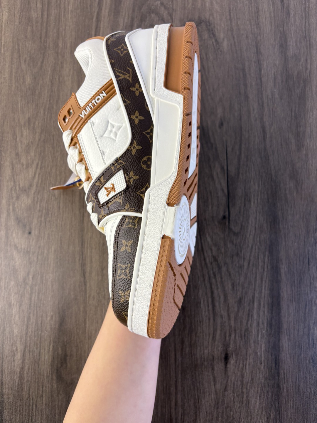 LV TRAINER迷彩马纹(中国红限定礼盒版本-钥匙扣丢失扣10元) 26年限定中国红礼盒及全套包装说明书防尘布袋物件,完美楦型,独家开模定制! trainer这个系列是路易威登融合街头潮流与高级时装的标志性之作.在材料选用上,鞋面采用Monogram印花与Monogram压纹粒面牛皮革的搭配,呈现出独特的复古韵味.荔枝纹粒面头层牛革鞋面,触感细腻且富有韧性,自带自然的皮革纹理,彰显高级质感,为鞋子增添了丰富的层次感.鞋垫采用原版超软乳胶材质,新鞋零磨合不磨脚,软乎乎的皮质包裹感超棒,鞋底则采用橡胶材质,刻有经典的Monogram花卉纹路,不仅防滑,还带走缓震效果还极具设计感.做工方面,TRAINER系列板鞋展现了精湛的工艺水准.鞋头采用圆润设计,原版空胶工艺搭配包边工艺,不仅美观,还能有效防踢蹭.鞋舌、侧面和后部饰有LV字母,侧面还有Vuitton标识,均做工精细,彰显品牌身份.鞋身走线工整均匀,看不到任何多余的线头,皮革的拼接处也处理得极为细腻,体现了我们对细节的极致追求.百搭属性直接封神!配牛仔裤是复古街头风,搭西装裤秒变松弛通勤感,甚至配半身裙都甜妹感拉满,堪称"衣柜万能钥匙".这双集颜值、质感、实穿性于一体的奢牌板鞋! 货号:2A8DM21VL IZE:36 37 38 39 40 41 42 43 44 45(不带半) 编码577