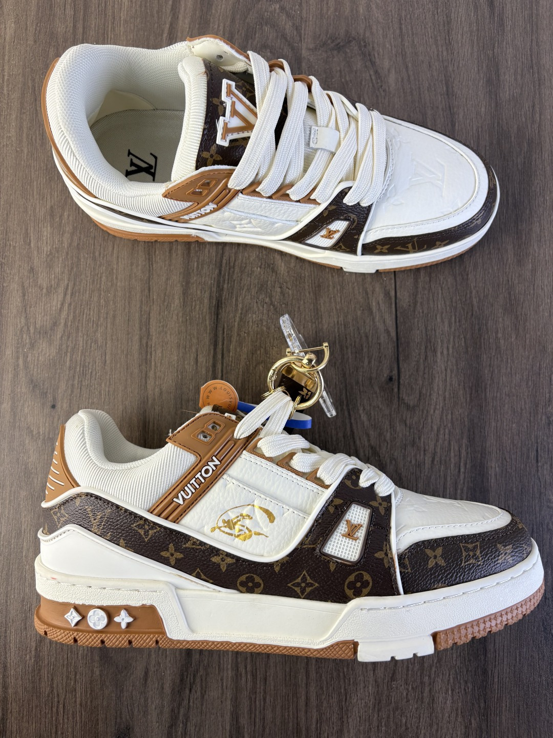 LV TRAINER迷彩马纹(中国红限定礼盒版本-钥匙扣丢失扣10元) 26年限定中国红礼盒及全套包装说明书防尘布袋物件,完美楦型,独家开模定制! trainer这个系列是路易威登融合街头潮流与高级时装的标志性之作.在材料选用上,鞋面采用Monogram印花与Monogram压纹粒面牛皮革的搭配,呈现出独特的复古韵味.荔枝纹粒面头层牛革鞋面,触感细腻且富有韧性,自带自然的皮革纹理,彰显高级质感,为鞋子增添了丰富的层次感.鞋垫采用原版超软乳胶材质,新鞋零磨合不磨脚,软乎乎的皮质包裹感超棒,鞋底则采用橡胶材质,刻有经典的Monogram花卉纹路,不仅防滑,还带走缓震效果还极具设计感.做工方面,TRAINER系列板鞋展现了精湛的工艺水准.鞋头采用圆润设计,原版空胶工艺搭配包边工艺,不仅美观,还能有效防踢蹭.鞋舌、侧面和后部饰有LV字母,侧面还有Vuitton标识,均做工精细,彰显品牌身份.鞋身走线工整均匀,看不到任何多余的线头,皮革的拼接处也处理得极为细腻,体现了我们对细节的极致追求.百搭属性直接封神!配牛仔裤是复古街头风,搭西装裤秒变松弛通勤感,甚至配半身裙都甜妹感拉满,堪称"衣柜万能钥匙".这双集颜值、质感、实穿性于一体的奢牌板鞋! 货号:2A8DM21VL IZE:36 37 38 39 40 41 42 43 44 45(不带半) 编码577