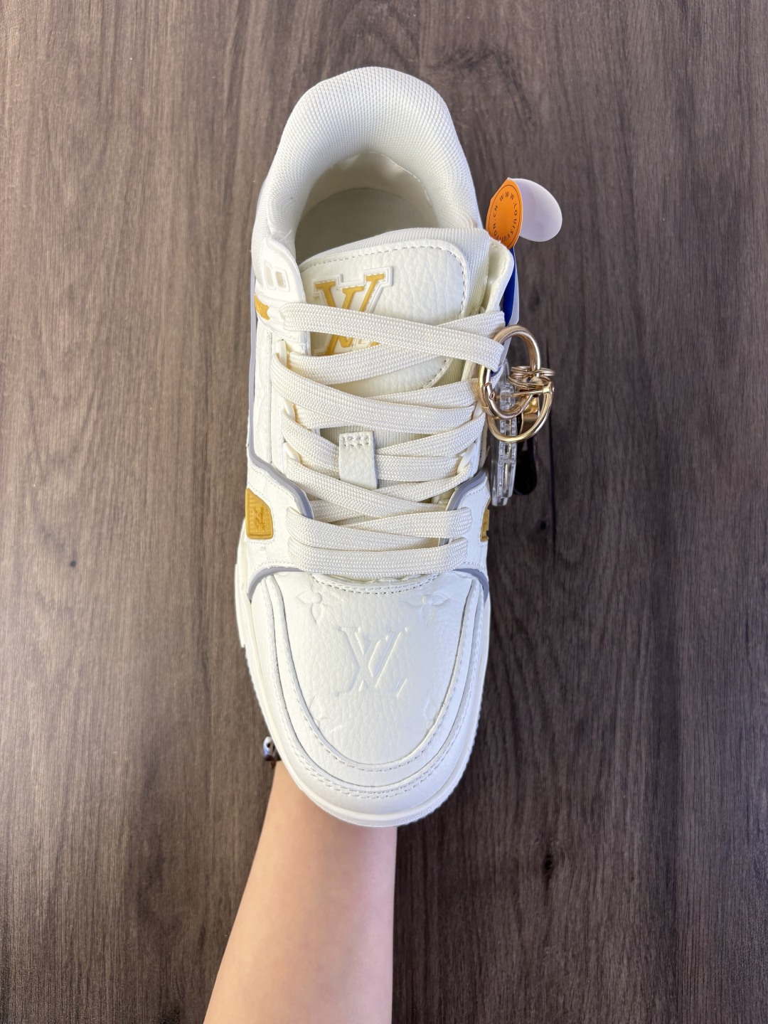 LV TRAINER迷彩马纹(中国红限定礼盒版本-钥匙扣丢失扣10元) 26年限定中国红礼盒及全套包装说明书防尘布袋物件,完美楦型,独家开模定制! trainer这个系列是路易威登融合街头潮流与高级时装的标志性之作.在材料选用上,鞋面采用Monogram印花与Monogram压纹粒面牛皮革的搭配,呈现出独特的复古韵味.荔枝纹粒面头层牛革鞋面,触感细腻且富有韧性,自带自然的皮革纹理,彰显高级质感,为鞋子增添了丰富的层次感.鞋垫采用原版超软乳胶材质,新鞋零磨合不磨脚,软乎乎的皮质包裹感超棒,鞋底则采用橡胶材质,刻有经典的Monogram花卉纹路,不仅防滑,还带走缓震效果还极具设计感.做工方面,TRAINER系列板鞋展现了精湛的工艺水准.鞋头采用圆润设计,原版空胶工艺搭配包边工艺,不仅美观,还能有效防踢蹭.鞋舌、侧面和后部饰有LV字母,侧面还有Vuitton标识,均做工精细,彰显品牌身份.鞋身走线工整均匀,看不到任何多余的线头,皮革的拼接处也处理得极为细腻,体现了我们对细节的极致追求.百搭属性直接封神!配牛仔裤是复古街头风,搭西装裤秒变松弛通勤感,甚至配半身裙都甜妹感拉满,堪称"衣柜万能钥匙".这双集颜值、质感、实穿性于一体的奢牌板鞋! 货号:2A8DM21VL IZE:36 37 38 39 40 41 42 43 44 45(不带半) 编码577