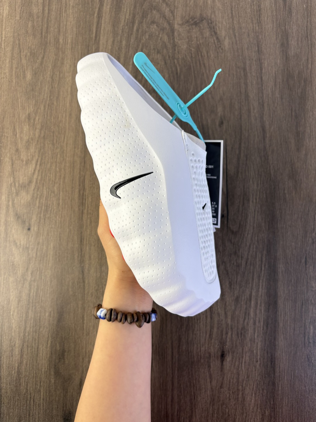 耐克 Nike Mind 001 足底按摩科技风包头拖鞋专为室内外综合训练打造 整体以红色为主,鞋面是穿孔的透气织物材质,侧面装饰着闪亮的金属铬迷你Swoosh Logo,简约中带着亮点;后跟做了分层褶皱设计,还压印有精致的”Mind“字样铭牌,细节质感直接拉满;从Mind 001到Mind 002,这双鞋最特别的就是鞋底藏着22个独立泡棉节点,看起来科技感满满.此外,鞋垫左脚印”Nike Mind“,右脚印”Scienceh Departmentb“细节直接拉满. 男货号:HQ4307-002 女货号:HQ4309-002 编码698