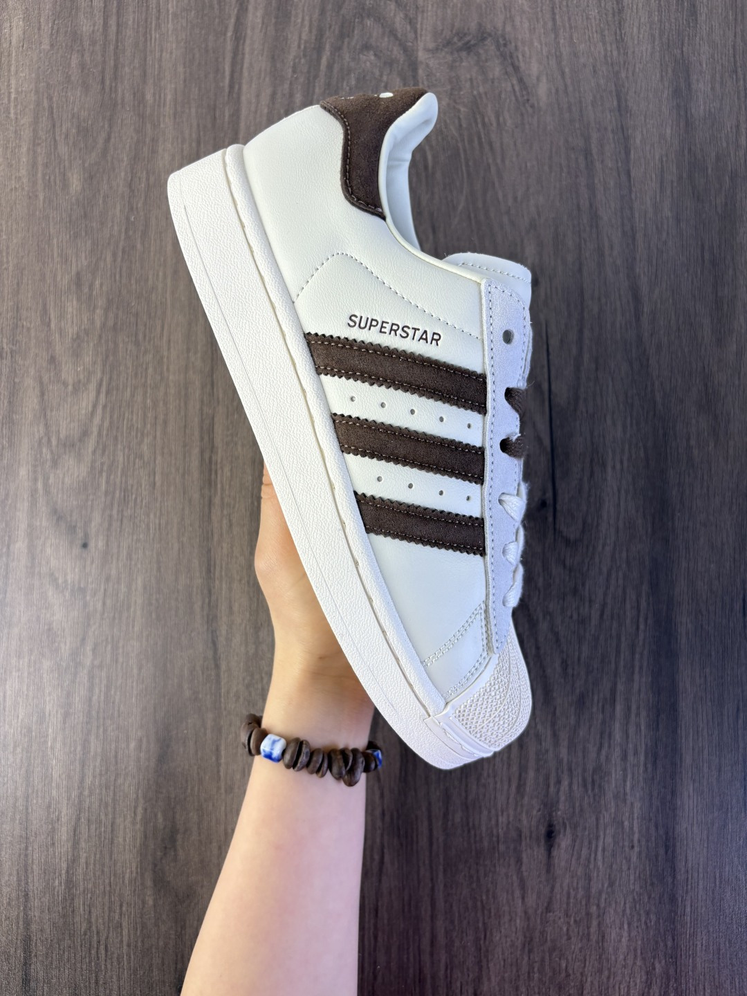 阿迪达斯 ADIDAS SUPERSTAR 三叶草☘️新款经典贝壳头系列 新款休闲板鞋潮流男女士运动鞋.鞋面柔软皮革材质 标志性的贝壳鞋头,锯齿三条纹,简约的线条.就连版型和比例,都在向1982年的鞋款致敬.可谓“形神兼备”的复刻.无论在哪,无论去哪,你或许都需要这样一双既舒适又时尚的鞋.1970年问世于篮球场的adidas Superstar,集舒适与时尚于一身.这款经典鞋,缀低调图案,灵感源自公共交通地图.设计简约,旨在伴你出行.心动不如行动,系好鞋带,出发吧 货号:KH8707 编码S木