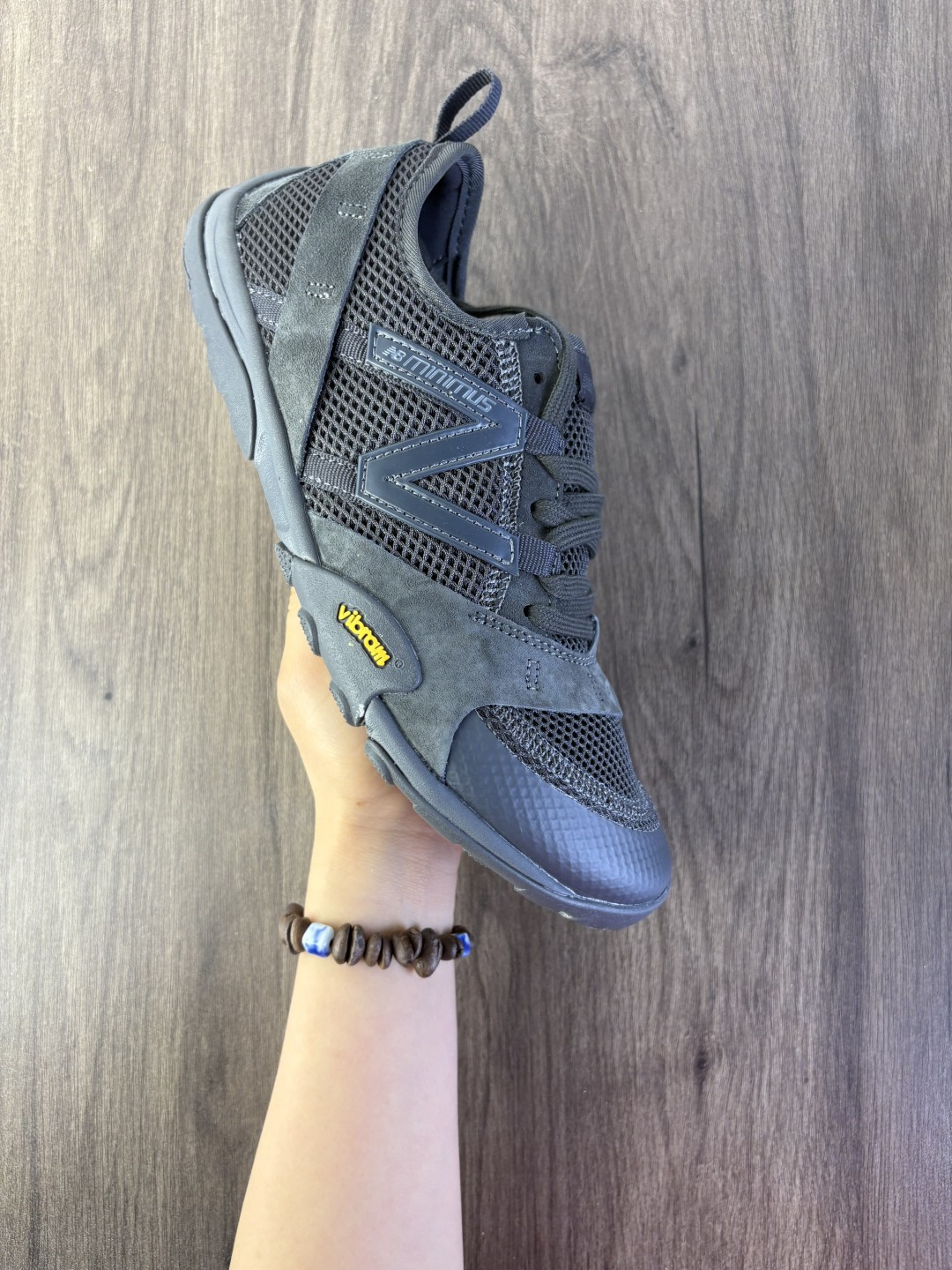 New Balance NB MT10O 舒适时尚 减震耐磨 低帮 生活休闲鞋 New Balance MT10O休闲鞋是一款由New Balance与日本时尚品牌(ISSEY MIYAKE)携手打造的联名鞋款.MT10O的设计灵感源自“感官身体和赤足运动”的概念,旨在还原赤足行走的感受.它模仿脚的形状,降低了脚的高度和体积,同时保留了越野跑的元素.鞋面采用轻质网布与柔软皮革相结合,既保证了透20,又增添了质感.细绳鞋带的设计简约而不失时尚感.鞋底采用Vibram橡胶大底,赋予卓越的抓地力,适合多种地形穿着.中底采用薄薄的缓冲层,提供舒适的穿着体验.鞋身紧贴脚面,形成良好的包裹性,减少脚在鞋内的移动与摩擦.4毫米的低坡差设计更适合自然的中足落地方式,尽可能贴近地面,让穿着者能够更贴近地面,感受大自然的每一丝呼吸. 货号:MT10OAB 编码S木