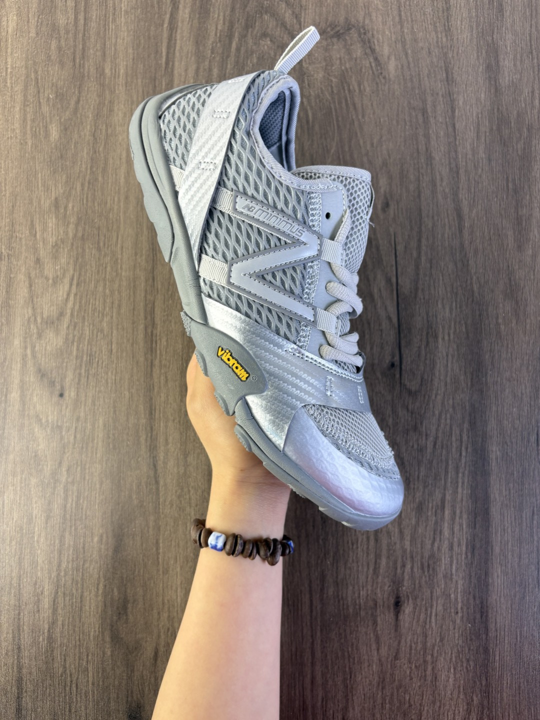 New Balance NB MT10O 舒适时尚 减震耐磨 低帮 生活休闲鞋 New Balance MT10O休闲鞋是一款由New Balance与日本时尚品牌(ISSEY MIYAKE)携手打造的联名鞋款.MT10O的设计灵感源自“感官身体和赤足运动”的概念,旨在还原赤足行走的感受.它模仿脚的形状,降低了脚的高度和体积,同时保留了越野跑的元素.鞋面采用轻质网布与柔软皮革相结合,既保证了透20,又增添了质感.细绳鞋带的设计简约而不失时尚感.鞋底采用Vibram橡胶大底,赋予卓越的抓地力,适合多种地形穿着.中底采用薄薄的缓冲层,提供舒适的穿着体验.鞋身紧贴脚面,形成良好的包裹性,减少脚在鞋内的移动与摩擦.4毫米的低坡差设计更适合自然的中足落地方式,尽可能贴近地面,让穿着者能够更贴近地面,感受大自然的每一丝呼吸. 货号:MT10OAB 编码S木
