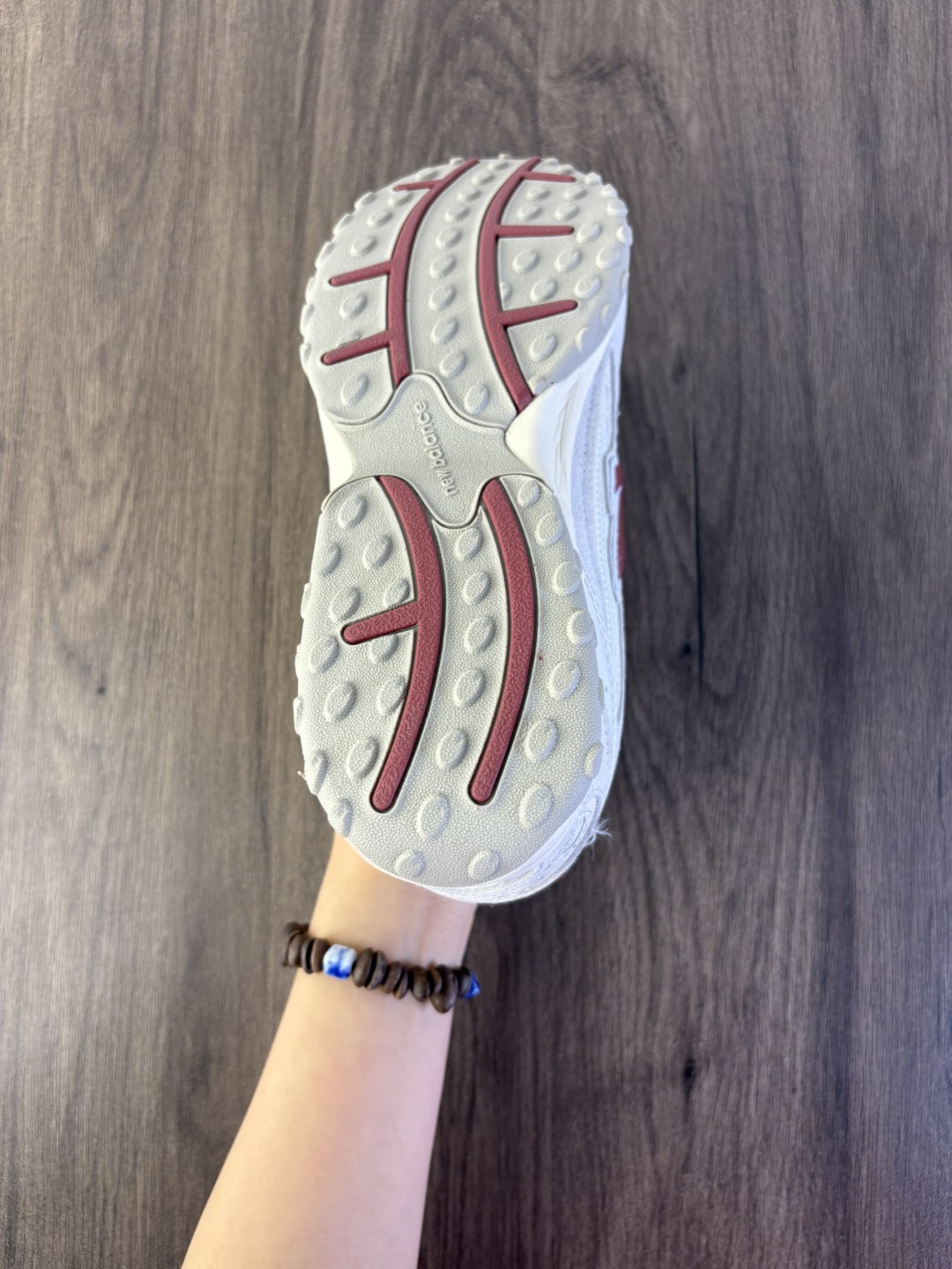 新百伦 New Balance 204L 复古薄底鞋重塑都市运动美学时尚运动跑步鞋,以复古薄底设计与室内足球鞋灵感,打造兼具轻量化通勤与潮流穿搭的多功能鞋款.采用麂皮与网眼拼接鞋面,搭配大地色系或静奢浅褐配色,呈现复古与现代的平衡.薄底优化:中底采用超薄EVA. 货号:U204L1ZH 编码689