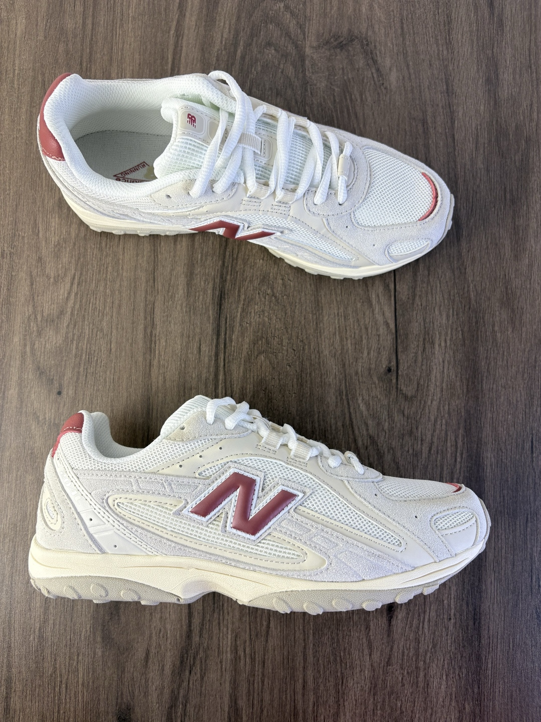 新百伦 New Balance 204L 复古薄底鞋重塑都市运动美学时尚运动跑步鞋,以复古薄底设计与室内足球鞋灵感,打造兼具轻量化通勤与潮流穿搭的多功能鞋款.采用麂皮与网眼拼接鞋面,搭配大地色系或静奢浅褐配色,呈现复古与现代的平衡.薄底优化:中底采用超薄EVA. 货号:U204L1ZH 编码689