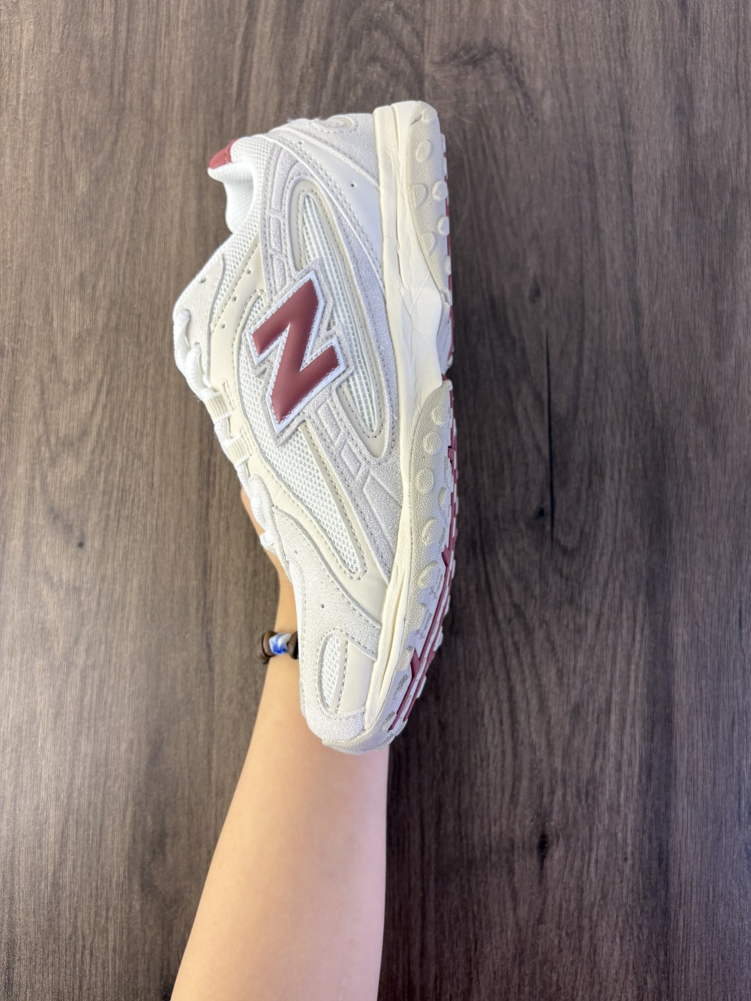 新百伦 New Balance 204L 复古薄底鞋重塑都市运动美学时尚运动跑步鞋,以复古薄底设计与室内足球鞋灵感,打造兼具轻量化通勤与潮流穿搭的多功能鞋款.采用麂皮与网眼拼接鞋面,搭配大地色系或静奢浅褐配色,呈现复古与现代的平衡.薄底优化:中底采用超薄EVA. 货号:U204L1ZH 编码689