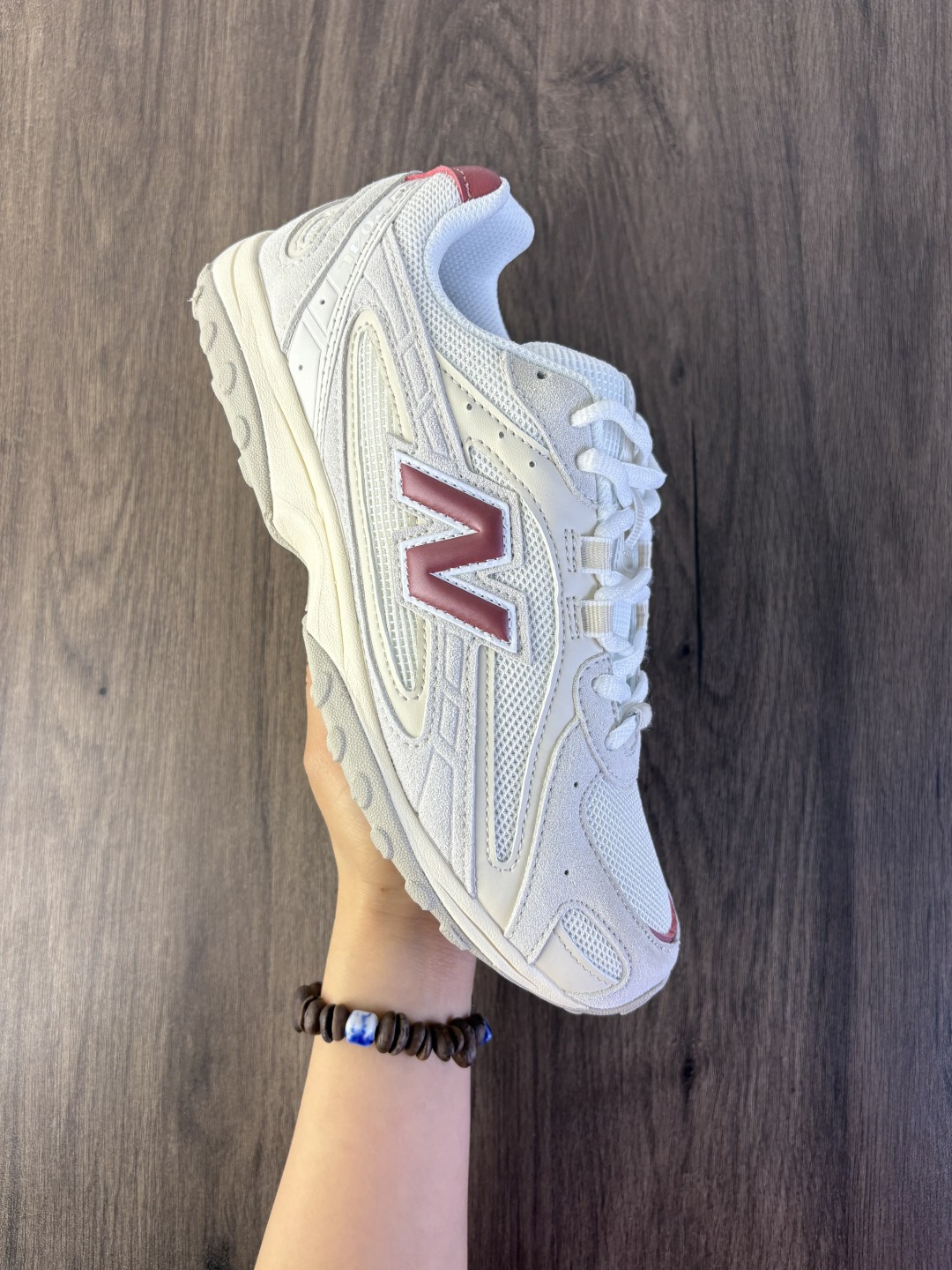 新百伦 New Balance 204L 复古薄底鞋重塑都市运动美学时尚运动跑步鞋,以复古薄底设计与室内足球鞋灵感,打造兼具轻量化通勤与潮流穿搭的多功能鞋款.采用麂皮与网眼拼接鞋面,搭配大地色系或静奢浅褐配色,呈现复古与现代的平衡.薄底优化:中底采用超薄EVA. 货号:U204L1ZH 编码689