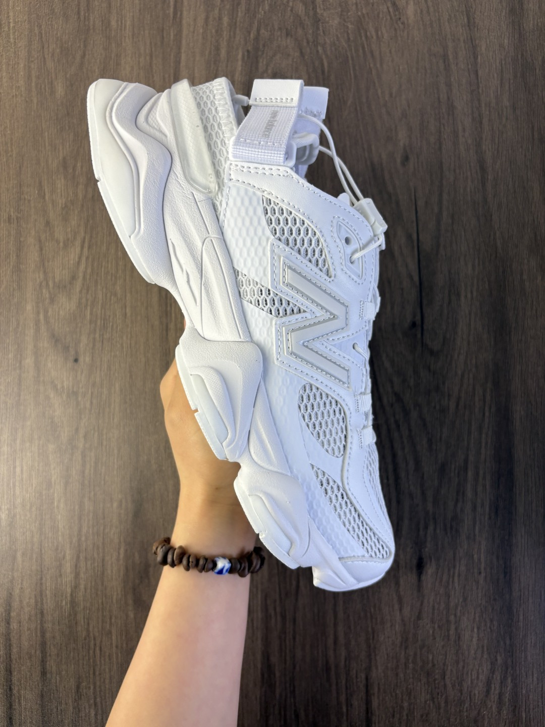 【公司级】NB 新百伦 New Balance NB9060小象蹄男女款9060舒适百搭老爹鞋.全新 9060 款式将经典风格与现代设计融合到日常多功能性中. 9060 重新诠释了源自经典 99X 型号的熟悉元素,其灵感来自于 Y2K 时代的未来主义和美学. 鞋面在990 的基础中进行了扩展和使用,以提供可见的运动感,中底采用 ABZORB 和 SBS 熟悉的缓震平台以提供舒适感. 类型:男女鞋 货号:U90606B5 编码688