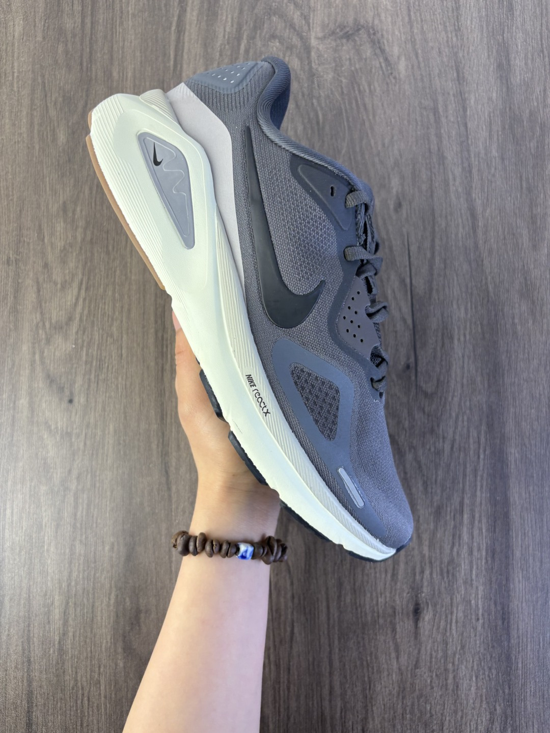 耐克(NIKE)ZoomStructure 26运动舒适减震防滑耐磨低帮碳板训练跑步鞋 女款厚底增高老爹运动鞋,这款跑鞋专为热爱跑步、追求稳定与缓震效果的跑者精心设计,无论是长距离慢跑、日常训练还是休闲穿搭,它都能完美契合您的需求.这款跑鞋延续了耐克在稳定类跑鞋上的深厚积淀,结合了品牌最成熟的稳定性支撑设计与柔软顺滑、回弹出色的缓震系统,标志着这一系列在稳定跑鞋领域迈入全新阶段‌.中足支撑系统‌:Structure 26搭载了耐克创新的中足支撑系统,包裹足弓内侧与后跟外侧,提供更强的稳定支撑.该系统融合了全新的中底稳定性方案,标志着Structure系列在耐克支撑型缓震跑鞋理念上的一次大胆革新‌.‌全掌ReactX泡绵中底‌:首次采用全掌ReactX泡绵中底,摒弃传统稳定跑鞋常见的硬质材料或刚性内侧支撑结构,提供更柔软顺滑的脚感‌.‌全新网眼鞋面‌:采用全新网眼鞋面,搭配重新设计的分区外底,进一步提升不同水平和强度的跑者在跑步中的舒适性与表现力‌.‌高耐磨橡胶‌:高磨损区域(如后跟)使用高耐磨橡胶,增强抓地力和耐用性;前掌则采用发泡橡胶,带来持续的柔软脚感和良好的地面反馈‌. 货号: HJ1102 编码688