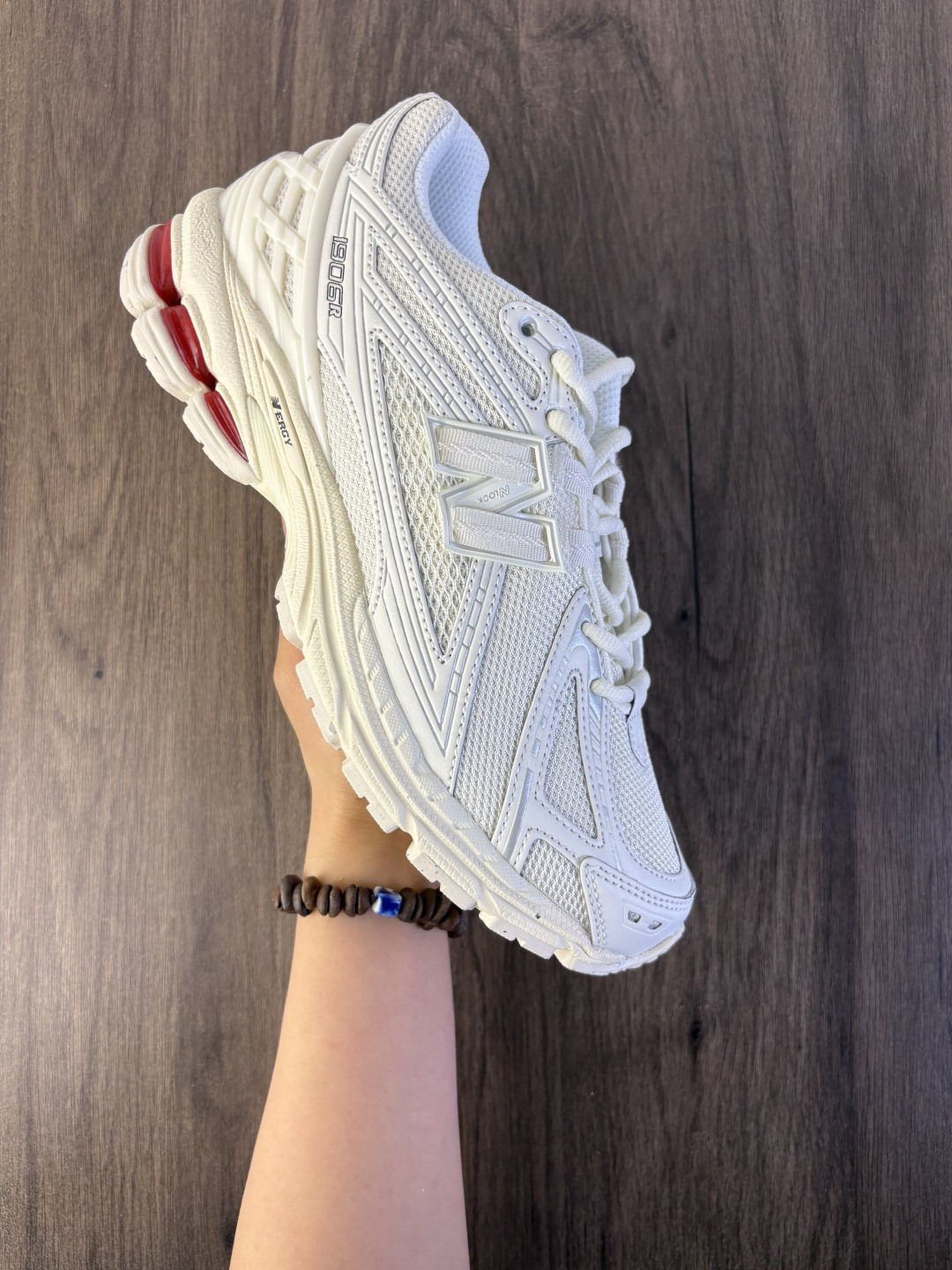 公司级✅New Balance M1906系列复古单品宝藏老爹鞋款 公司级版本复古元素叠加 质感超级棒 楦版型材料细节做工精细 作为NB最经典的档案鞋型之一 与2002一样,1906有着NB最成熟的技术加持和复古款式,而本次推出的版本参照2002r的定位,相信会在性价两端做出权衡.单从造型上来看,依旧是vibe风格,味道很正,细节也很酷,这双1906r无疑必能打入复古跑鞋爱好者的年度鞋款名录 官方货号:U1906 编码719