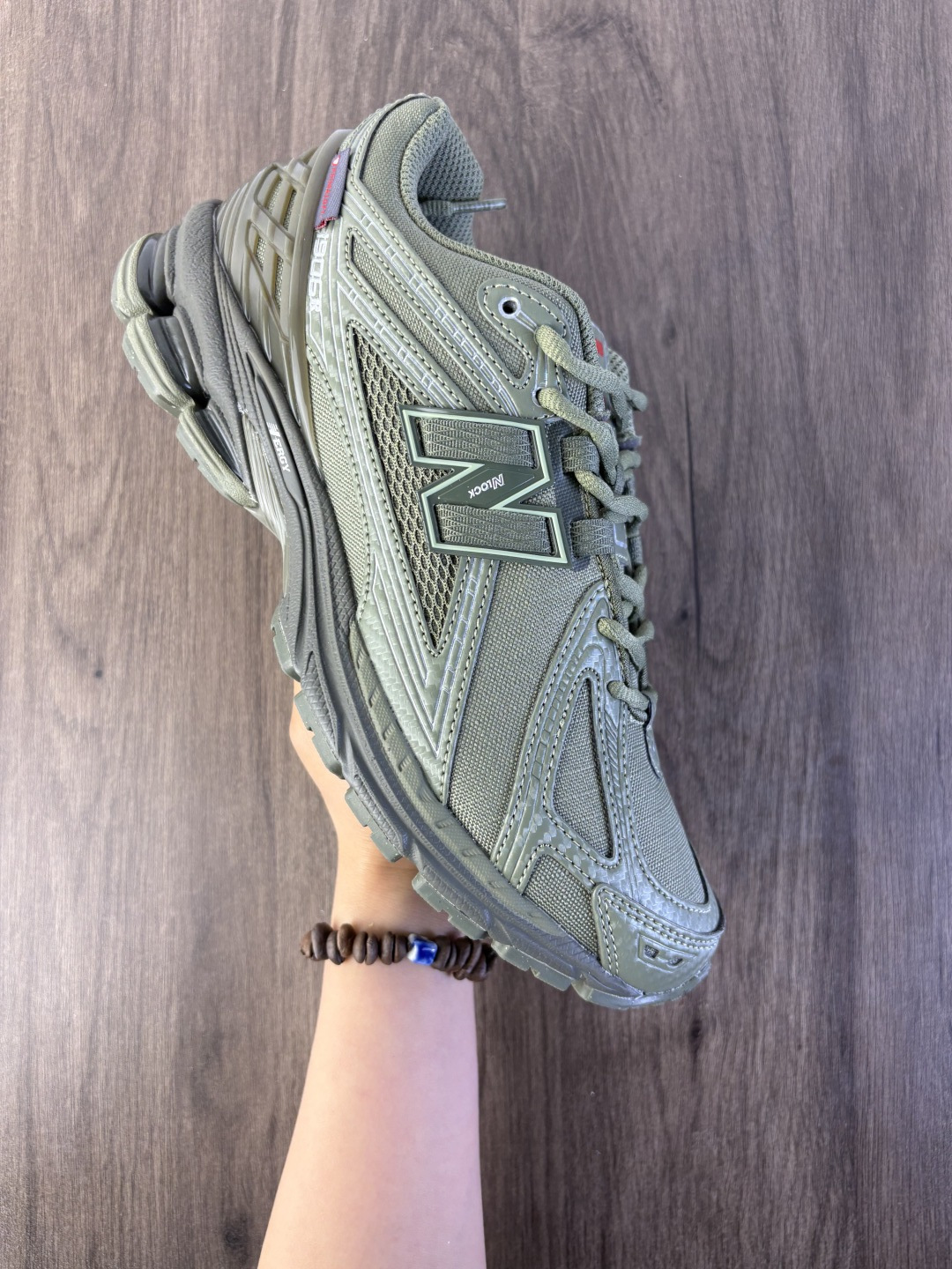 公司级✅New Balance M1906系列复古单品宝藏老爹鞋款 公司级版本复古元素叠加 质感超级棒 楦版型材料细节做工精细 作为NB最经典的档案鞋型之一 与2002一样,1906有着NB最成熟的技术加持和复古款式,而本次推出的版本参照2002r的定位,相信会在性价两端做出权衡.单从造型上来看,依旧是vibe风格,味道很正,细节也很酷,这双1906r无疑必能打入复古跑鞋爱好者的年度鞋款名录 官方货号:U1906 编码719