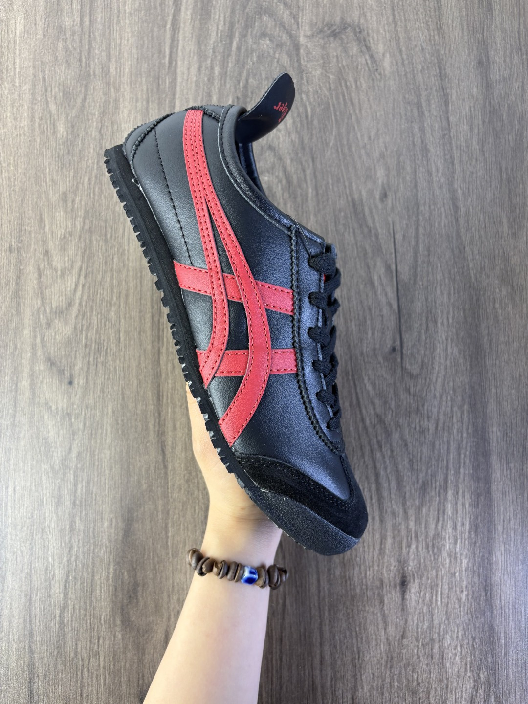 Onitsuka Tiger MEXICO 66 VIN百搭单品 马年限定 板鞋 亚瑟士MEXICO 66是鬼冢虎旗下最经典的款式,李小龙最喜欢的一款训练鞋休闲鞋!鞋身特有的虎爪造型LOGO,辨识度非常高!更是由偶像明星李宇春等人代言,成为越来越流行的休闲鞋选择 编码:旭