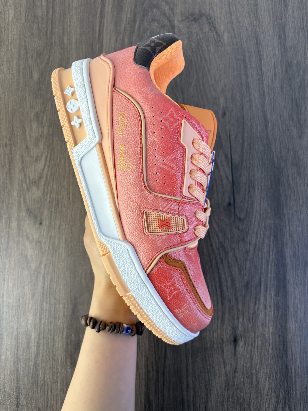公司级 路易威登Louis Vuitton Arch light Sneakers LV真皮拼色减震网面运动弓型舞蹈复古老爹运动鞋.原装配件5D效果礼盒及全套原装配件包装物#支持感应NFC官网跳转#原装雪梨形超软沙绒纸团+细节制造精品#采用进口意大利头层小牛皮革饰片#独立开发TPU回弹中底#组合TPR耐磨外底#超软皮内里脚垫❗ins炸款米兰走秀风. 编码旭