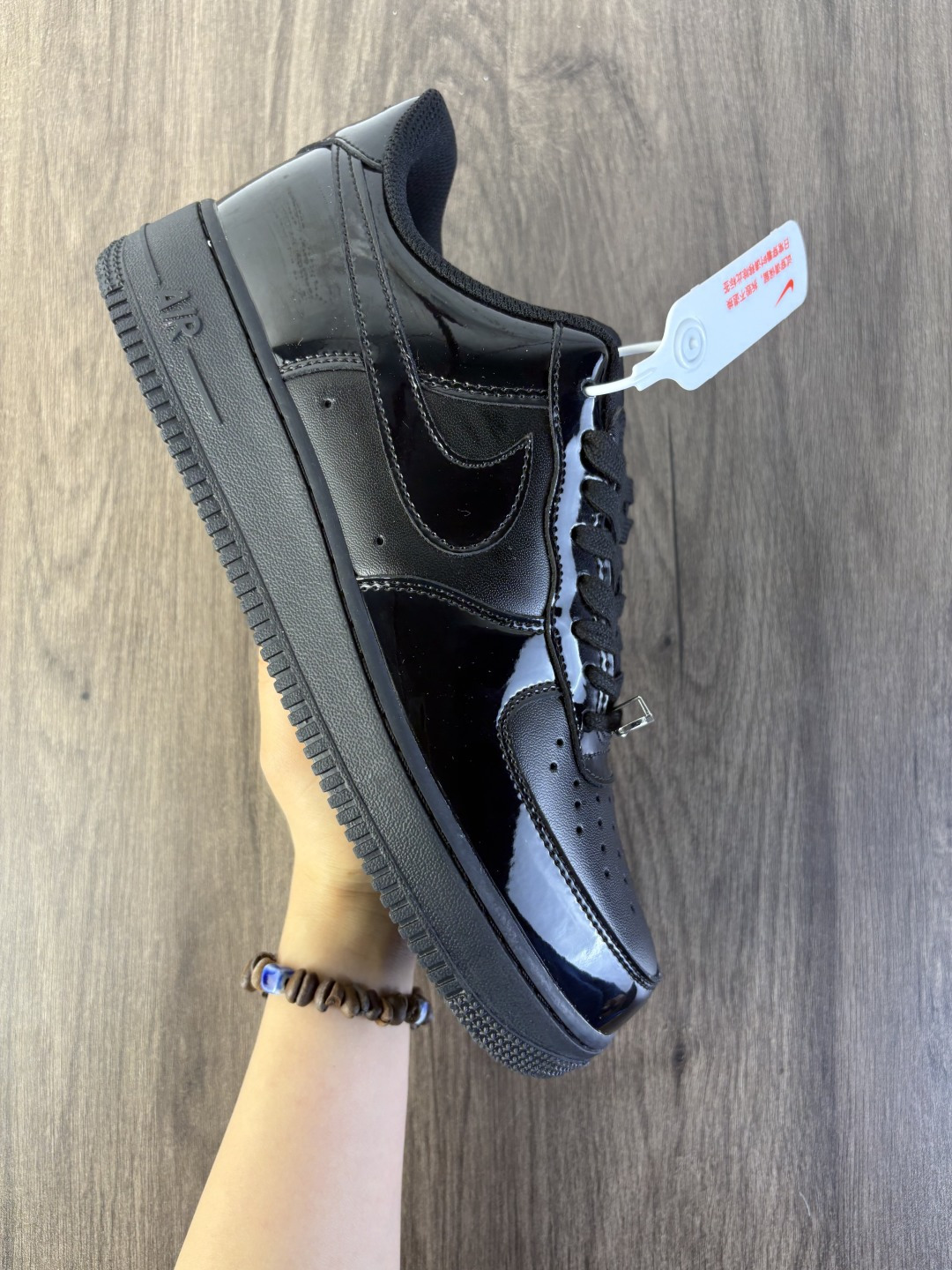耐克 空军一号 AF1 Nk Air Force 1‘07 Low SP 空军一号的Swoosh延伸至鞋跟之外,整体简约大气,可以适配多种造型,鞋身以及内衬均采用了皮革打造,标志性的超大Swoosh依旧采用了突出鞋面的造型.鞋带顶端还带有特殊的鞋带扣设计.后跟处搭载了与Dunk相同的TPU设计,柔软、弹性十足的缓震性能和出色的中底设计,横跨复古与现代的外型结合,造就出风靡全球三十多年的Force 1. 类型:男女鞋 货号:IR5450 含半码 编码老男H