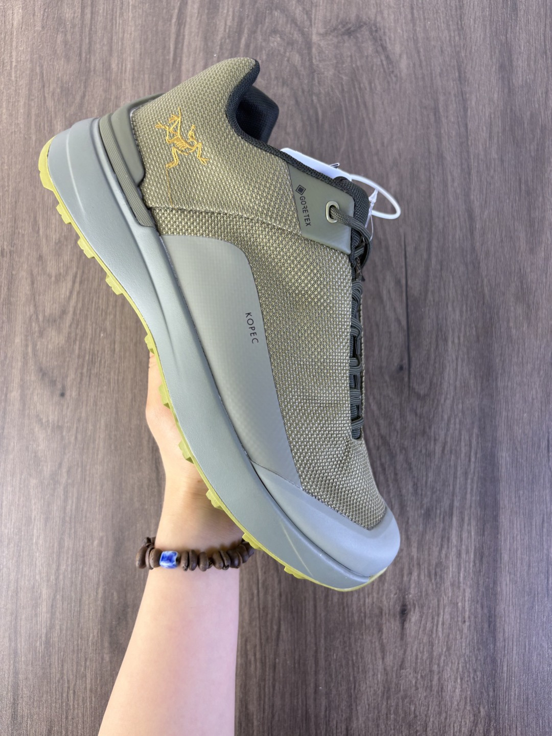 公司级✅Arcteryx始祖鸟 NORVAN KOPEC GTX 覆盖防水 低帮户外登山徒步鞋 特有的独立衬垫 穿着更合脚 带有Gore-Tex防水内衬 提供透气性和防风雨性能 同时内靴带有橡胶平底 与外靴分离后可单独作为营地鞋使用 鞋面为无缝层压拼接的4层结构 兼顾耐久和轻量 并提供足够的透气性 中底使用轻量的EVA泡沫制成 轻量柔软具有弹性 并吸收脚部作用力 Bora系列的Vibram大底通过不同模块的组合 使其具备了较好的支撑性和抓地力 在脚跟部位特别设计了Y型突起结构 稳定脚部动作 提升制动功能 适合徒步 登山等户外活动 编码旭