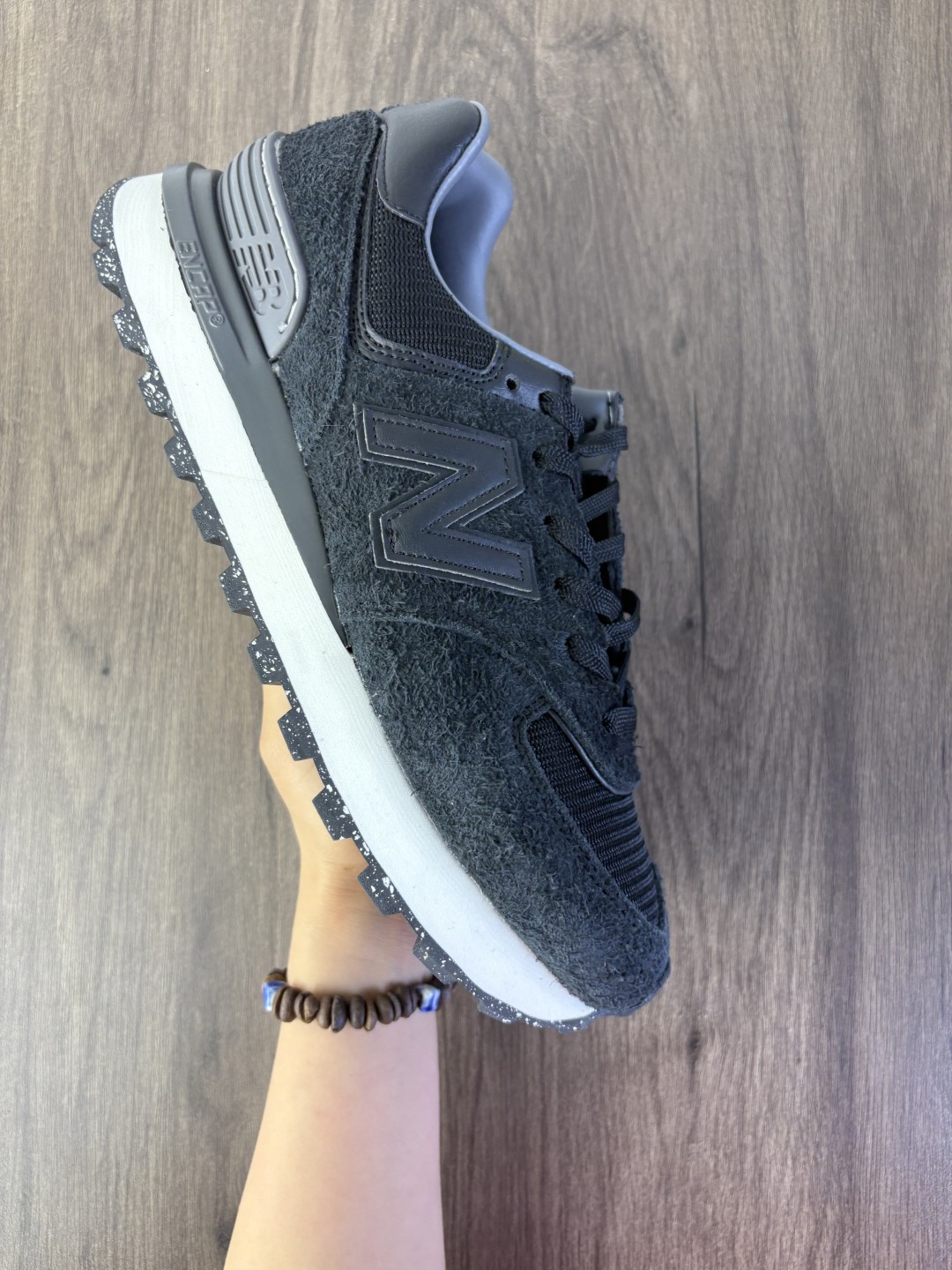 NB 574 新百伦 NEW BALANCE NB 574系列舒适百搭复古拼接时尚休闲运动鞋.New Balance 的 574 具有识别性和持久流行性,从它作为越野跑和公路跑设计的多功能融合的起源已经走过了漫长的道路. 新版574 与前几代狭窄的轮廓明显不同,提供可靠的舒适性和风格的多样性.产地:印度尼西亚.帮面材质: 猪皮革+织物.中底和后跟采用轻质 EVA 泡沫缓冲,增加舒适度,ENCAP 中底提供全天支撑,系带闭合. 货号:WL574EVW 编码688
