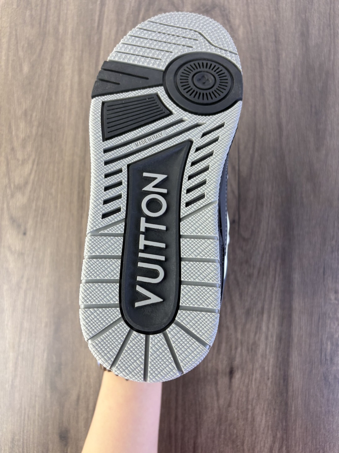 Louis Vuitton/路易威登 升级厚实抽屉礼品鞋盒及包装说明书防尘布袋物件,采用环保粒面牛剖革组合科技网格面料鞋面材质,鞋垫嵌入超软脚感PU乳胶物料,后跟耐弯折滴塑支撑片,全新开发TPU光泽组合隔色鞋底❗爆款 Trainer 继任者!LV「面包鞋」全新LV路易威登Louis Vuitton Skate 1854 Low Sneaker LV54系列低帮复古百搭休闲运动文化滑板板鞋 类型:男女鞋 编码:699