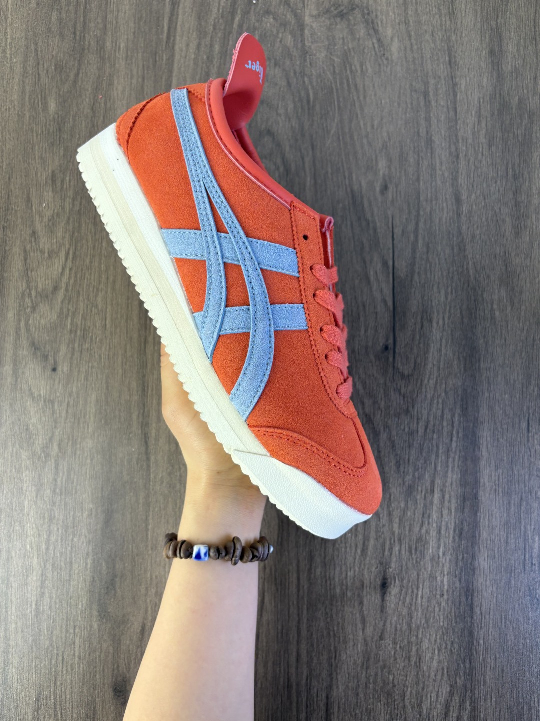 Onitsuka Tiger MEXICO 66 PF百搭单品亚瑟士 板鞋 MEXICO 66是鬼冢虎旗下最经典的款式,李小龙最喜欢的一款训练鞋休闲鞋!鞋身特有的虎爪造型LOGO,辨识度非常高!更是由偶像明星李宇春等人代言,成为越来越流行的休闲鞋选择 编码:771