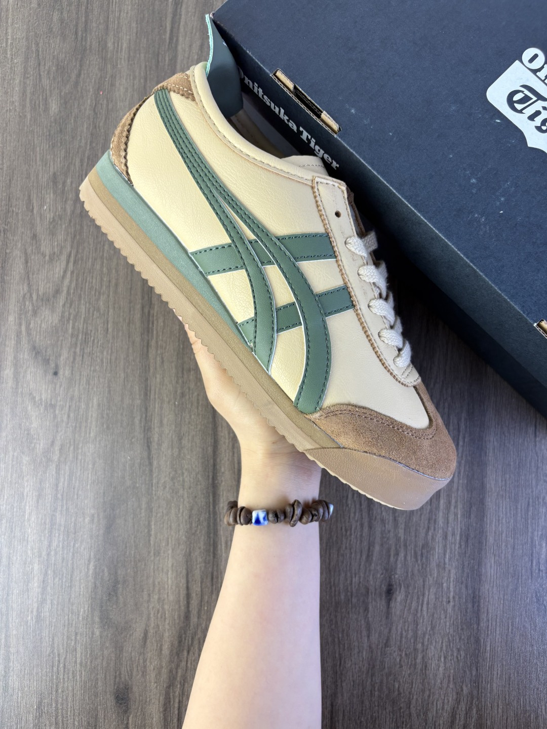 Onitsuka Tiger MEXICO 66 PF百搭单品亚瑟士 板鞋 MEXICO 66是鬼冢虎旗下最经典的款式,李小龙最喜欢的一款训练鞋休闲鞋!鞋身特有的虎爪造型LOGO,辨识度非常高!更是由偶像明星李宇春等人代言,成为越来越流行的休闲鞋选择 编码:771