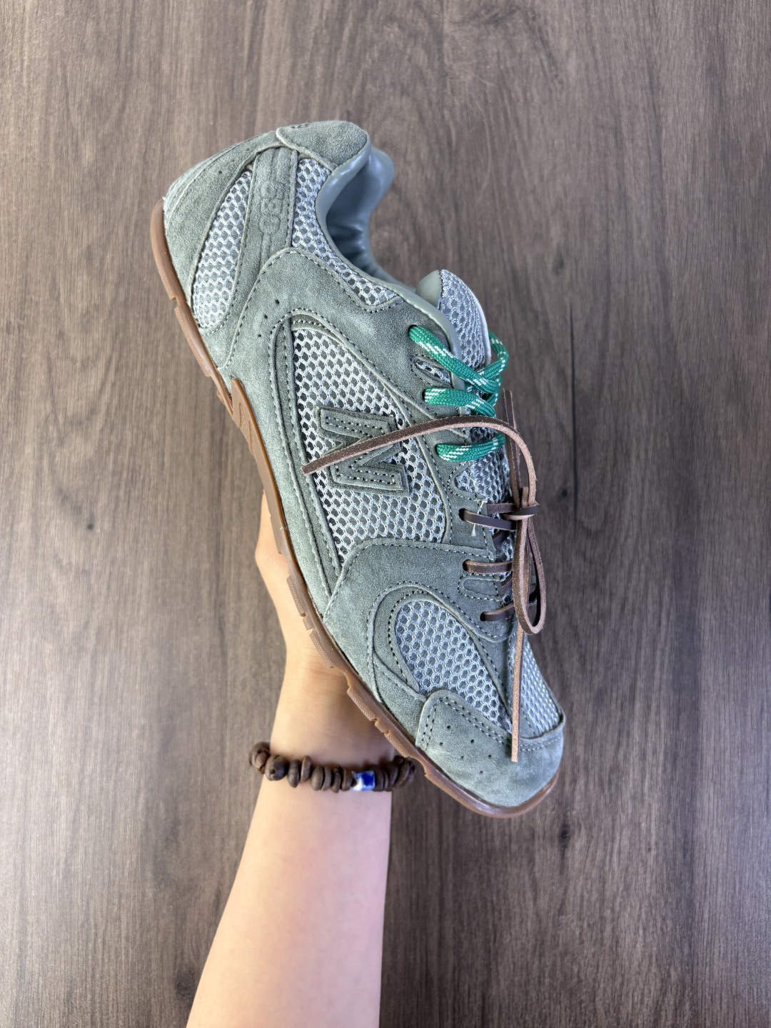 公司级✅MiuMiu x New Balance 530 SL系列NB新百伦低帮经典复古休闲运动慢跑鞋 美拉德配色打造全新跨界合作 意大利奢侈品牌 该运动鞋采用解构和轻盈的设计 带点彷旧日的布料包覆着 New Balance 530的轮廓 刻意磨损 不均匀的皮革色调 让波鞋多了不同的个性 这款联名鞋款配有双鞋带设计 营造出随性系起的感觉 编码57