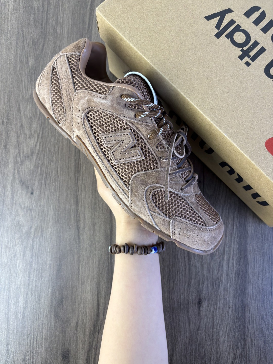 公司级✅MiuMiu x New Balance 530 SL系列NB新百伦低帮经典复古休闲运动慢跑鞋 美拉德配色打造全新跨界合作 意大利奢侈品牌 该运动鞋采用解构和轻盈的设计 带点彷旧日的布料包覆着 New Balance 530的轮廓 刻意磨损 不均匀的皮革色调 让波鞋多了不同的个性 这款联名鞋款配有双鞋带设计 营造出随性系起的感觉 编码57