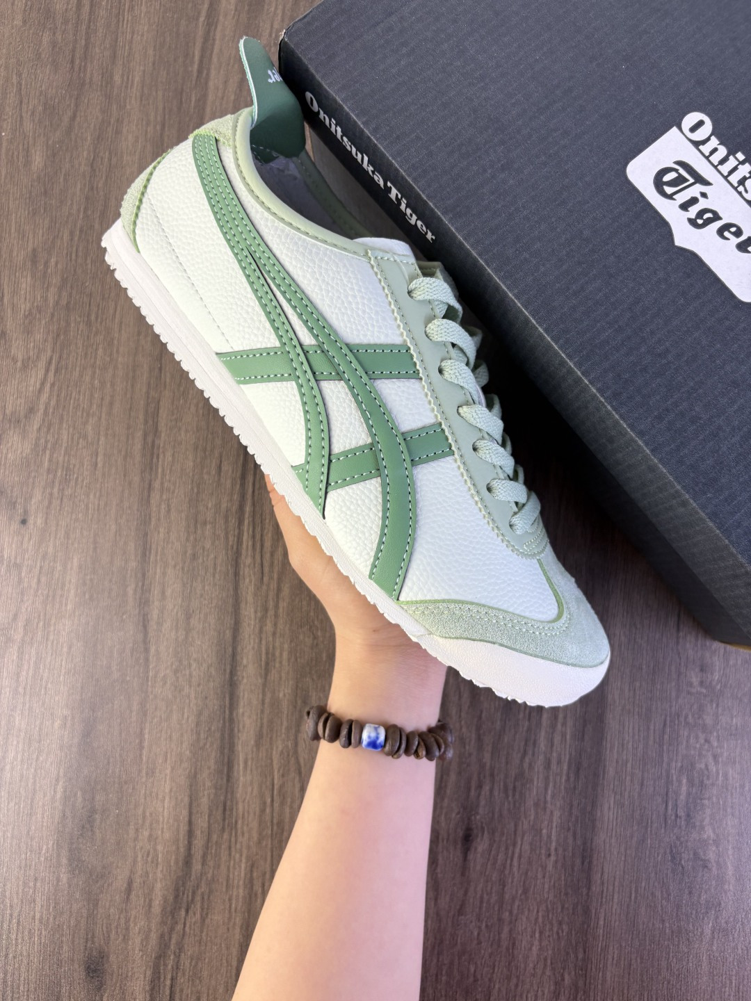 亚瑟士 Onitsuka Tiger Mexico 66 Slip On 帆布 一脚蹬 鬼冢虎复古时尚 舒适透气皮革鞋面耐磨防滑 休闲运动跑步鞋 虎底采用磨耐防橡滑胶底大富有弹性,缓减冲震休闲运动鞋. 编码旭