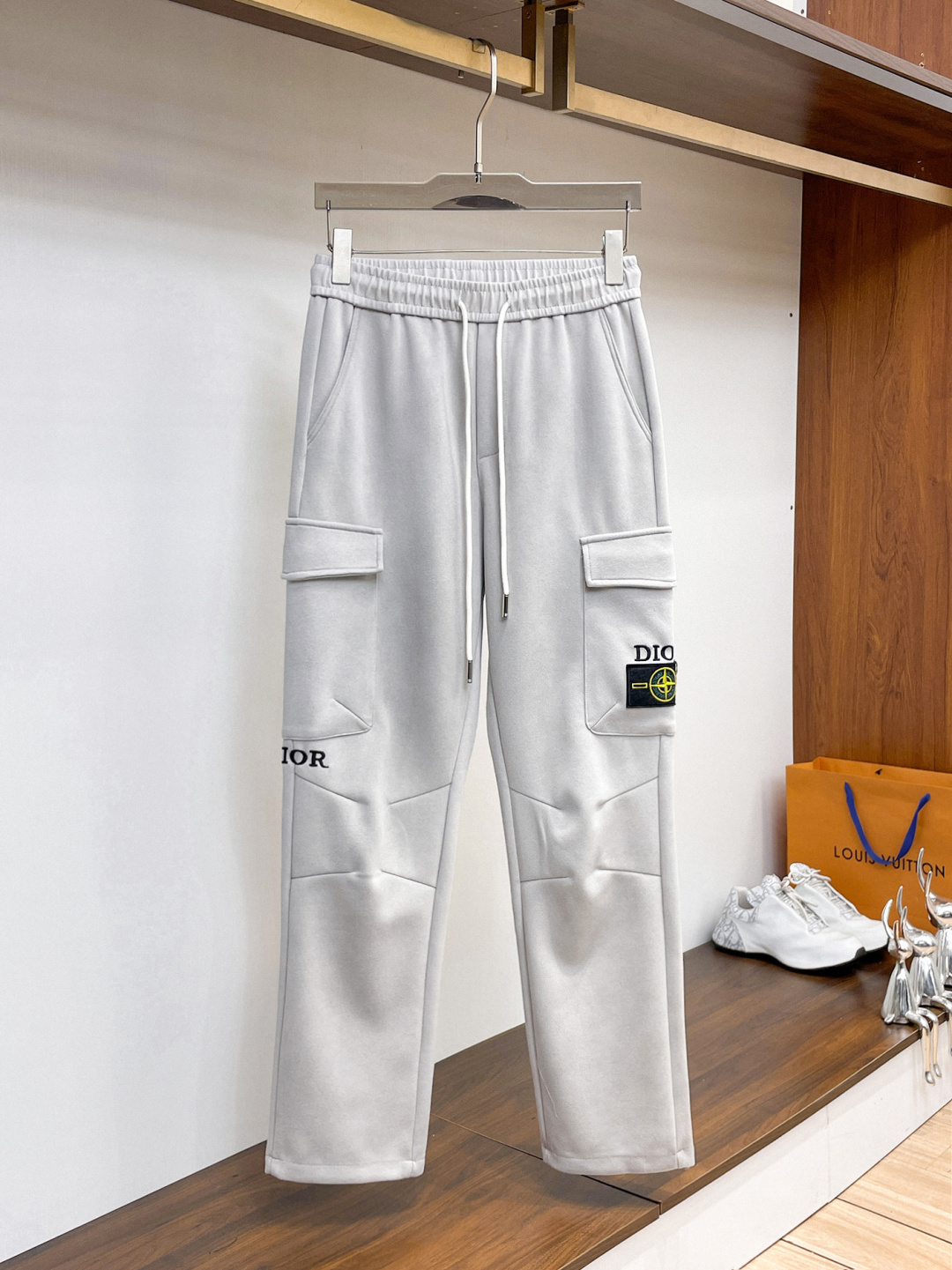 NO:746791,Dior's 2026 spring new trousers and casual pants are on sale simultaneously on the official website. The brand's classic LOGO casual pants are made of customized fabrics with excellent comfort and strong touch. Highly recognizable and perfect in appearance and craftsmanship. Sizes M-3XL, dior,19860909迪奥 2026春季新款长裤休闲裤官网同步发售.品牌经典LOGO休闲裤 ,定制面料,舒适度极好,手触感强烈.辨识度极高,完美品相工艺. 尺码M-3XL,,dior,,Men's clothing