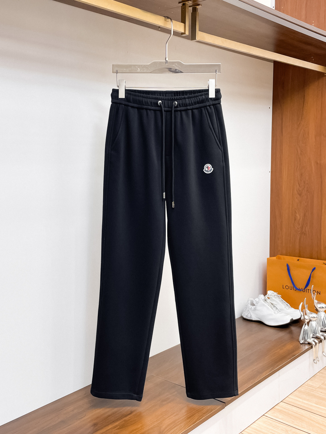 NO:746792,Moncler's 2026 spring new trousers and casual pants are on sale simultaneously on the official website. The brand's classic LOGO casual pants are made of custom-made fabrics with excellent comfort and strong touch. Highly recognizable and perfect in appearance and craftsmanship. Sizes M-3XL, Moncler,19860909蒙口 2026春季新款长裤休闲裤官网同步发售.品牌经典LOGO休闲裤 ,定制面料,舒适度极好,手触感强烈.辨识度极高,完美品相工艺. 尺码M-3XL,,Moncler,,Men's clothing