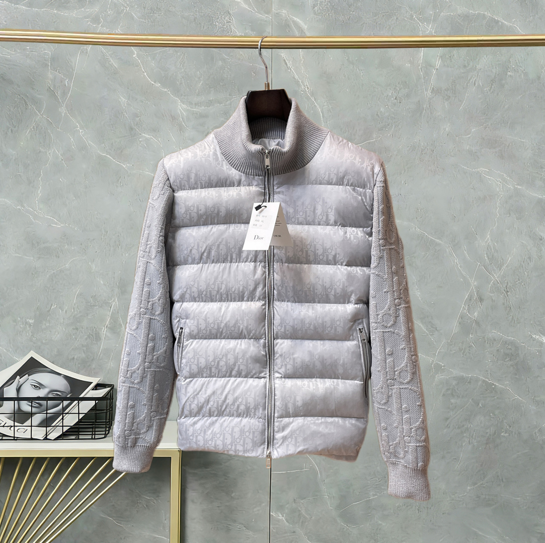 NO:746798,Dior's 2026 spring and winter new down jacket. This is known as the most expensive down jacket in the industry, all 90 down. With a classic logo combination, it is full of visual impact at first sight. It has better thermal insulation performance, is light and not heavy, and has good loft recovery after compression, and it can gather heat and lock in temperature!  Personalized color matching design, fresh and energetic!  There are too many versions circulating in the market. In addition to the different fabrics and workmanship, the biggest difference is that the filling is not goose down at all but feather silk or velvet, etc., and it is not easy to distinguish for those who don’t understand. In addition, the fabrics and workmanship are definitely not of the same level. In short, look for us and you will never go astray. All the exclusive full colors are purchased from genuine development. If you understand the quality of our down jackets, you can safely recommend it with your eyes closed. The three standards are complete!  Uniform series for men and women!  Size M-3XL. Maximum wear capacity is 195 pounds.,, dior, down jacket,19860909迪奥2026春冬新款羽绒服.这款号称羽绒服届最贵的,全部90绒的.带着经典的Logo组合搭配,第一眼看到就是满满的视觉冲击,保暖性能更出色,轻便不厚重,且压缩后的蓬松度恢复性好,聚热锁温！个性的拼色设计,清新有活力！市面流通的版本实在太多了,除了面料做工不同外,最大的区别就是填充物根本不是鹅绒而是羽丝或手感绒等等,而不懂的根本不容易区分.另外面料和做工也绝对不是一个级别,总之认准我们,让你绝对不跑偏,独家全色全部购入正版开发,懂我们家羽绒服质量的,完全可以放心闭眼推.三标齐全！男女同款系列！码数M-3XL.最大穿到195斤.,,dior,down jacket,,Men's clothing