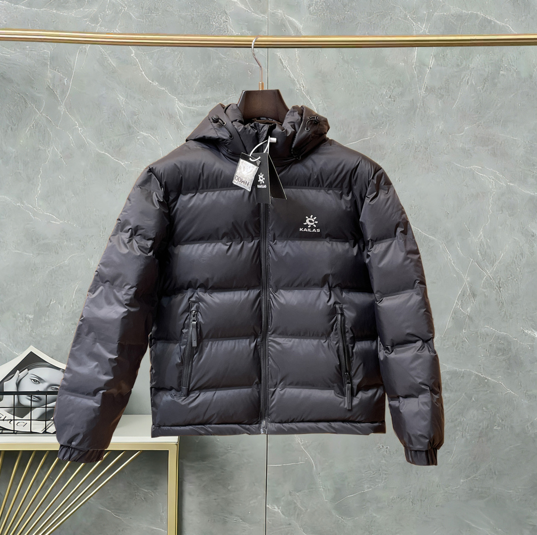 NO:746801,Kaileshi 2026 spring and winter new down jacket. This is known as the most expensive down jacket in the world, all 90 down. With a classic logo combination, it is full of visual impact at first sight. It has better thermal insulation performance, is light and not heavy, and has good loft recovery after compression, and it can gather heat and lock in temperature!  Personalized color matching design, fresh and energetic!  There are too many versions circulating in the market. In addition to the different fabrics and workmanship, the biggest difference is that the filling is not goose down at all but feather silk or velvet, etc., and it is not easy to distinguish for those who don’t understand. In addition, the fabrics and workmanship are definitely not of the same level. In short, look for us and you will never go astray. All the exclusive full colors are purchased from genuine development. If you understand the quality of our down jackets, you can safely recommend it with your eyes closed. The three standards are complete!  Uniform series for men and women!  Size M-3XL. Maximum wear capacity is 195 catties.,,down jacket,19860909凯乐石2026春冬新款羽绒服.这款号称羽绒服届最贵的,全部90绒的.带着经典的Logo组合搭配,第一眼看到就是满满的视觉冲击,保暖性能更出色,轻便不厚重,且压缩后的蓬松度恢复性好,聚热锁温！个性的拼色设计,清新有活力！市面流通的版本实在太多了,除了面料做工不同外,最大的区别就是填充物根本不是鹅绒而是羽丝或手感绒等等,而不懂的根本不容易区分.另外面料和做工也绝对不是一个级别,总之认准我们,让你绝对不跑偏,独家全色全部购入正版开发,懂我们家羽绒服质量的,完全可以放心闭眼推.三标齐全！男女同款系列！码数M-3XL.最大穿到195斤.,,down jacket,,Men's clothing