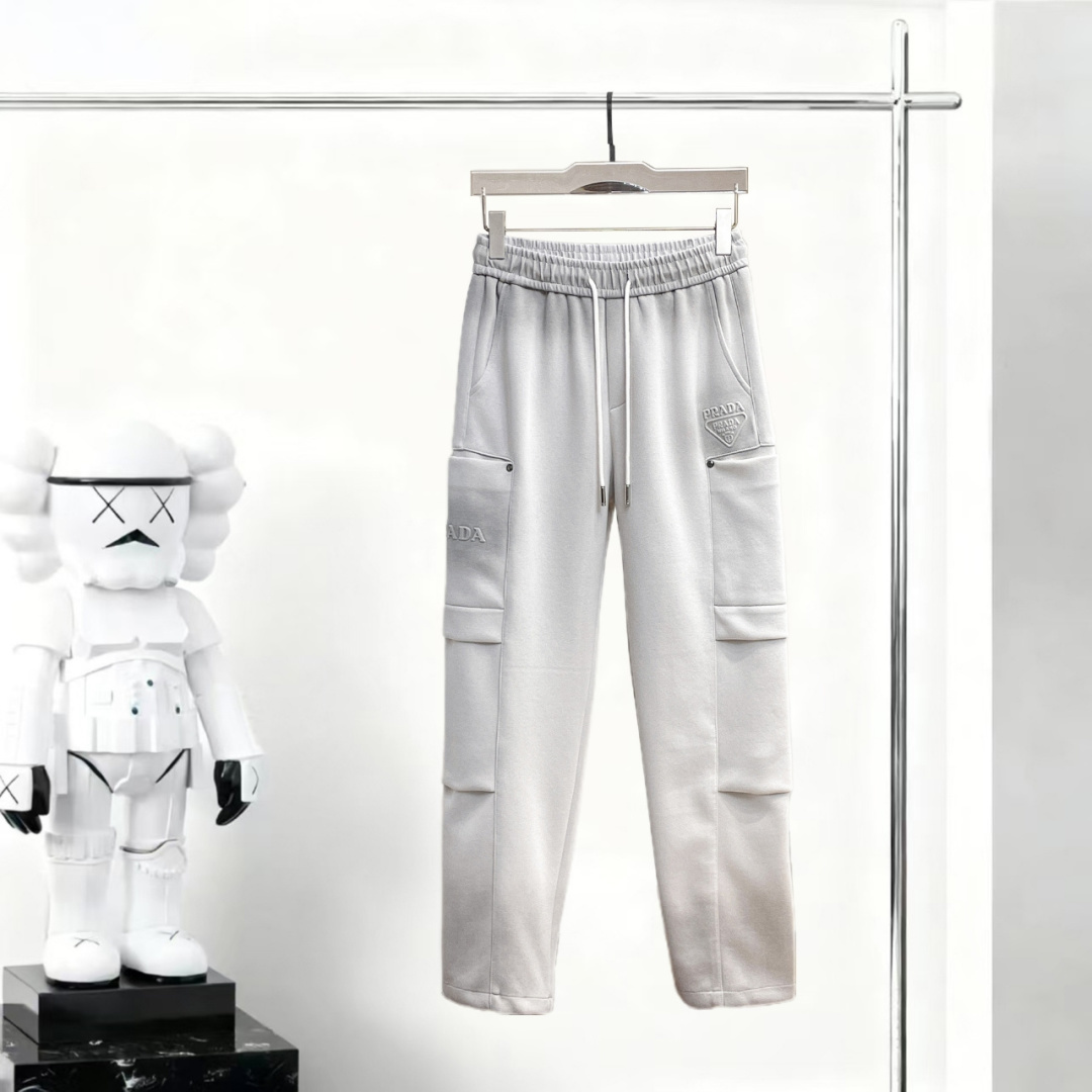 NO:746804,Prada's 2026 spring new trousers and casual pants are on sale simultaneously on the official website. The brand's classic LOGO casual pants are made of customized fabrics with excellent comfort and strong touch. Highly recognizable and perfect in appearance and craftsmanship. Sizes M-3XL, prada,19860909普拉达 2026春季新款长裤休闲裤官网同步发售.品牌经典LOGO休闲裤 ,定制面料,舒适度极好,手触感强烈.辨识度极高,完美品相工艺. 尺码M-3XL,,prada,,Men's clothing