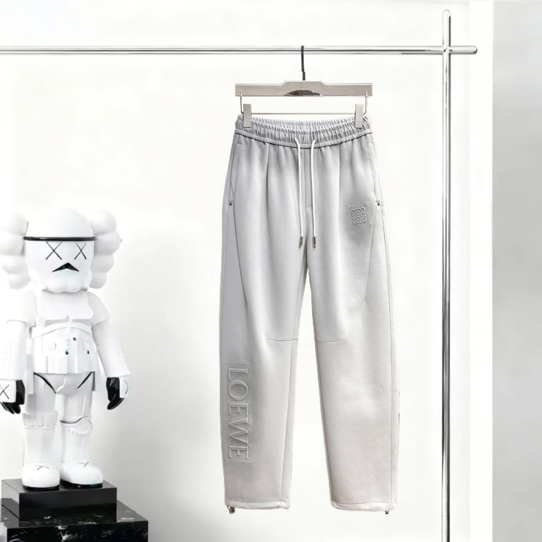 NO:746807,Loewe's 2026 spring new trousers and casual trousers are on sale simultaneously on the official website. The brand's classic LOGO casual trousers, customized fabrics, are extremely comfortable and have a strong touch. Highly recognizable, with perfect appearance and craftsmanship. Sizes M-3XL,, loewe,19860909罗意威 2026春季新款长裤休闲裤官网同步发售.品牌经典LOGO休闲裤 ,定制面料,舒适度极好,手触感强烈.辨识度极高,完美品相工艺. 尺码M-3XL,,loewe,,Men's clothing