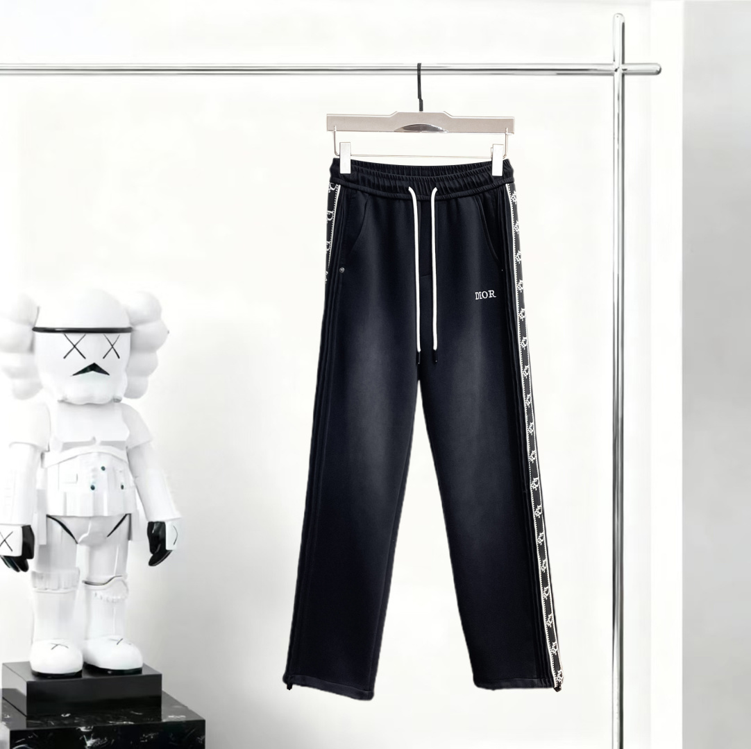 NO:746810,Dior's 2026 spring new trousers and casual pants are on sale simultaneously on the official website. The brand's classic LOGO casual pants are made of customized fabrics with excellent comfort and strong touch. Highly recognizable and perfect in appearance and craftsmanship. Sizes M-3XL, dior,19860909迪奥 2026春季新款长裤休闲裤官网同步发售.品牌经典LOGO休闲裤 ,定制面料,舒适度极好,手触感强烈.辨识度极高,完美品相工艺. 尺码M-3XL,,dior,,Men's clothing
