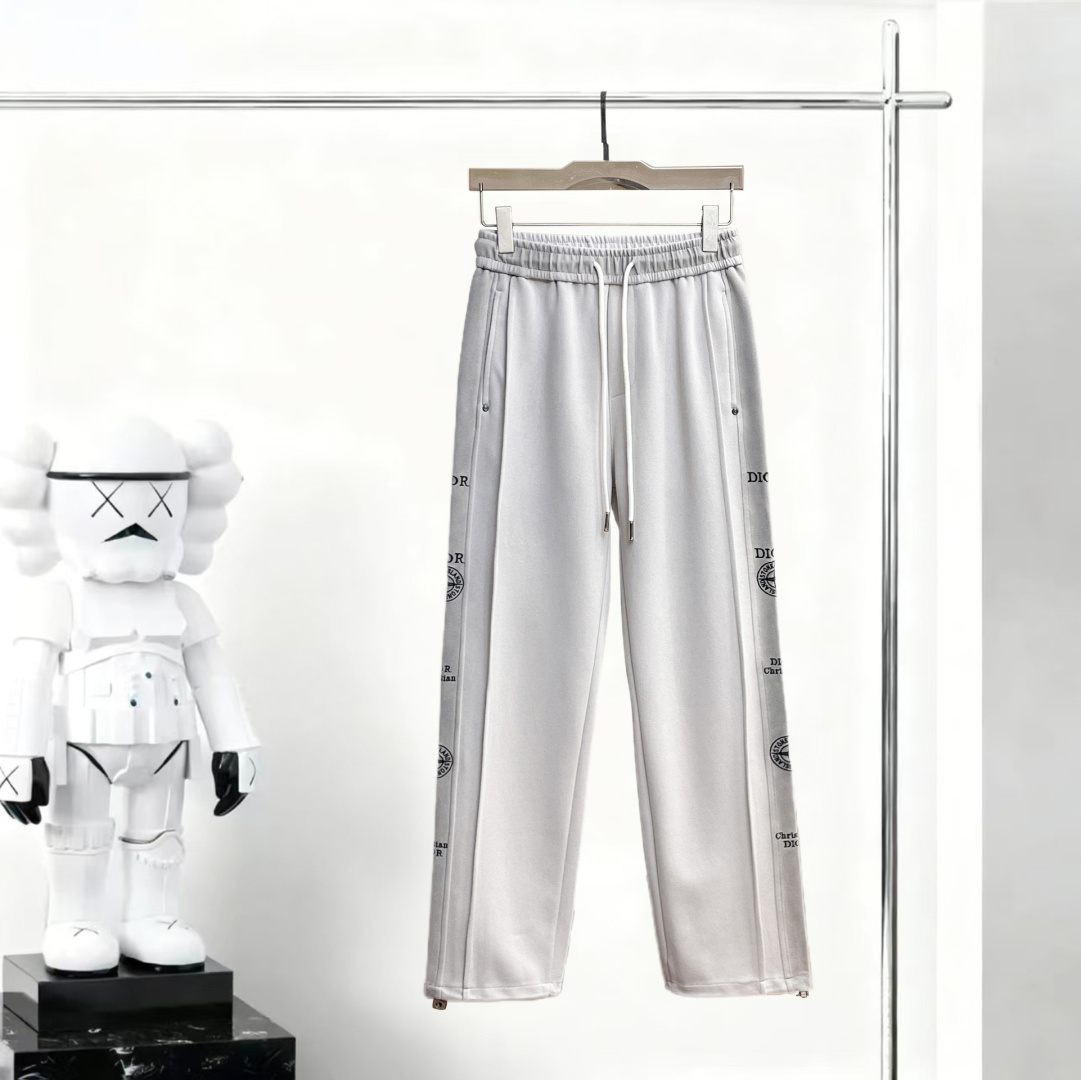 NO:746796,Dior's 2026 spring new trousers and casual pants are on sale simultaneously on the official website. The brand's classic LOGO casual pants are made of customized fabrics with excellent comfort and strong touch. Highly recognizable and perfect in appearance and craftsmanship. Sizes M-3XL, dior,19860909迪奥 2026春季新款长裤休闲裤官网同步发售.品牌经典LOGO休闲裤 ,定制面料,舒适度极好,手触感强烈.辨识度极高,完美品相工艺. 尺码M-3XL,,dior,,Men's clothing