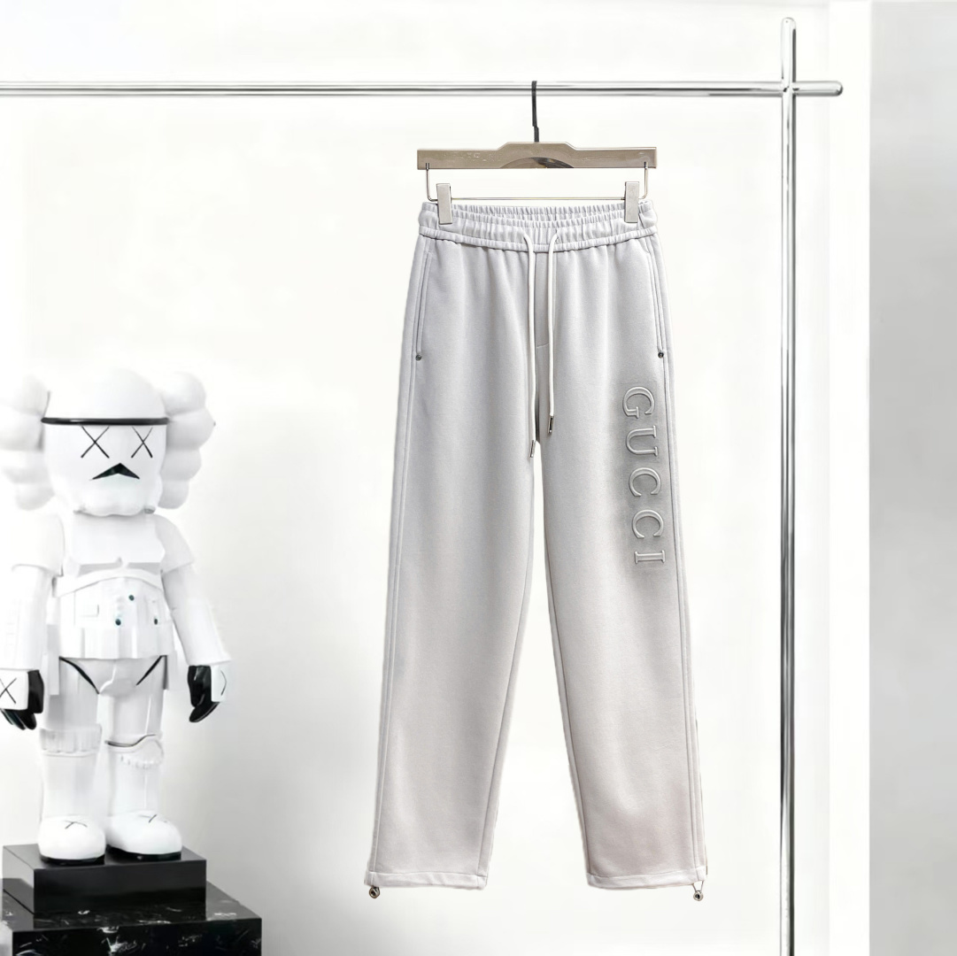 NO:746799,Gucci's 2026 spring new trousers and casual pants are on sale simultaneously on the official website. The brand's classic LOGO casual pants are made of customized fabrics with excellent comfort and strong touch. Highly recognizable and perfect in appearance and craftsmanship. Sizes M-3XL,,19860909古奇 2026春季新款长裤休闲裤官网同步发售.品牌经典LOGO休闲裤 ,定制面料,舒适度极好,手触感强烈.辨识度极高,完美品相工艺. 尺码M-3XL,,,Men's clothing