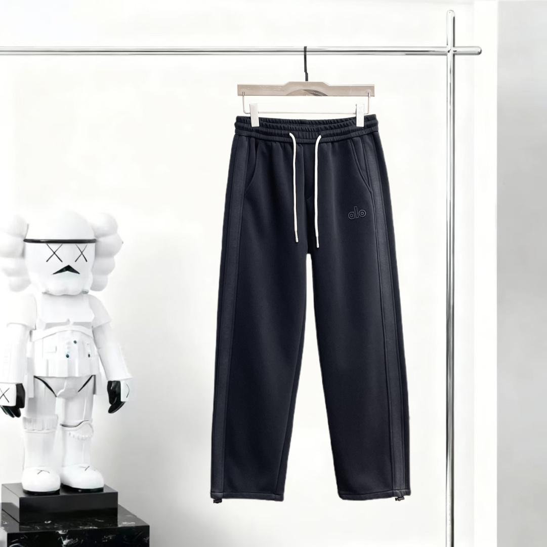 NO:746802,alo's 2026 spring new trousers and casual pants are on sale simultaneously on the official website. The brand's classic LOGO casual pants are made of customized fabrics with excellent comfort and strong touch. Highly recognizable and perfect in appearance and craftsmanship. Sizes M-3XL,,19860909alo 2026春季新款长裤休闲裤官网同步发售.品牌经典LOGO休闲裤 ,定制面料,舒适度极好,手触感强烈.辨识度极高,完美品相工艺. 尺码M-3XL,,,Men's clothing