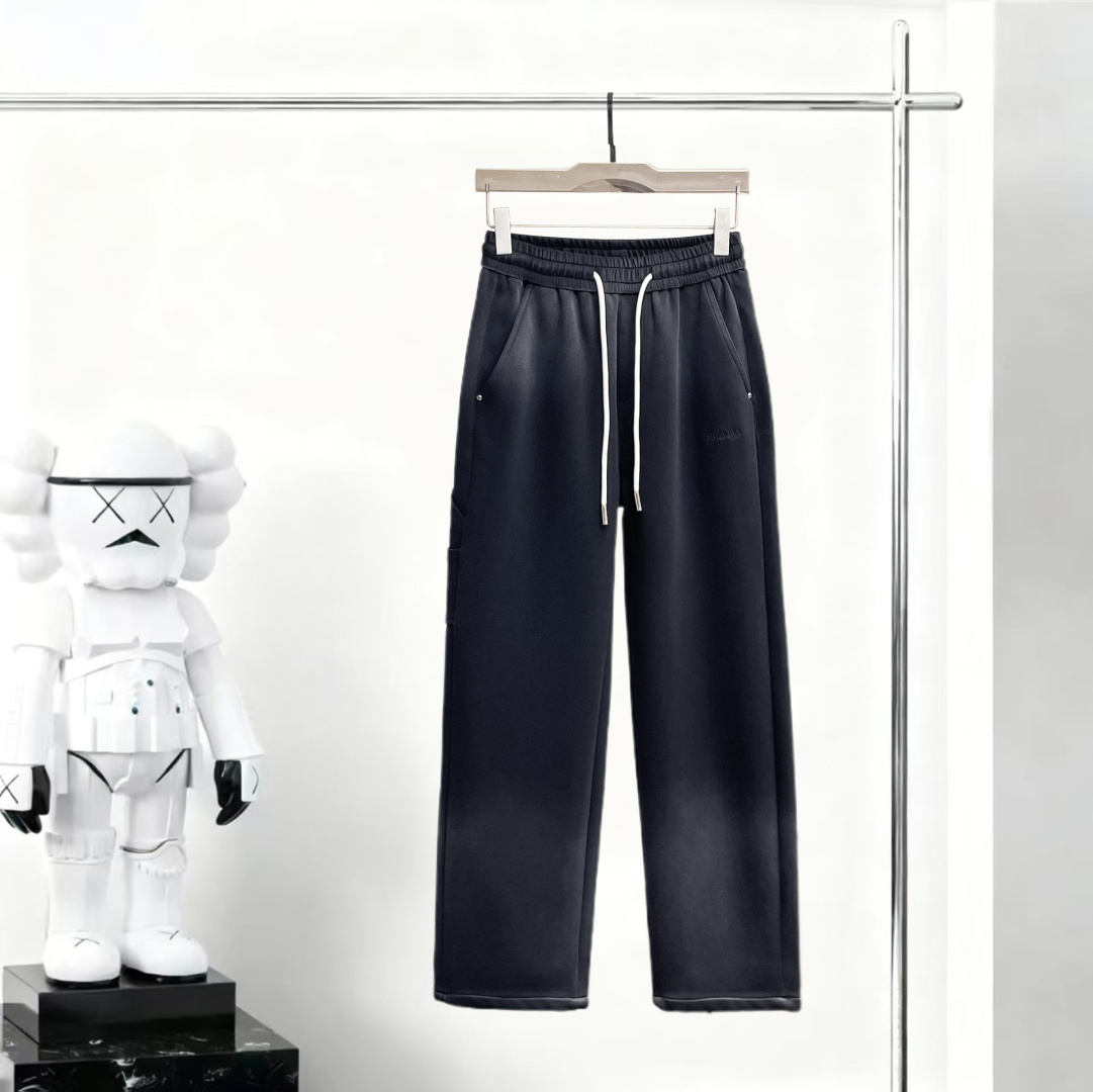 NO:746805,Prada's 2026 spring new trousers and casual pants are on sale simultaneously on the official website. The brand's classic LOGO casual pants are made of customized fabrics with excellent comfort and strong touch. Highly recognizable and perfect in appearance and craftsmanship. Sizes M-3XL, prada,19860909普拉达 2026春季新款长裤休闲裤官网同步发售.品牌经典LOGO休闲裤 ,定制面料,舒适度极好,手触感强烈.辨识度极高,完美品相工艺. 尺码M-3XL,,prada,,Men's clothing