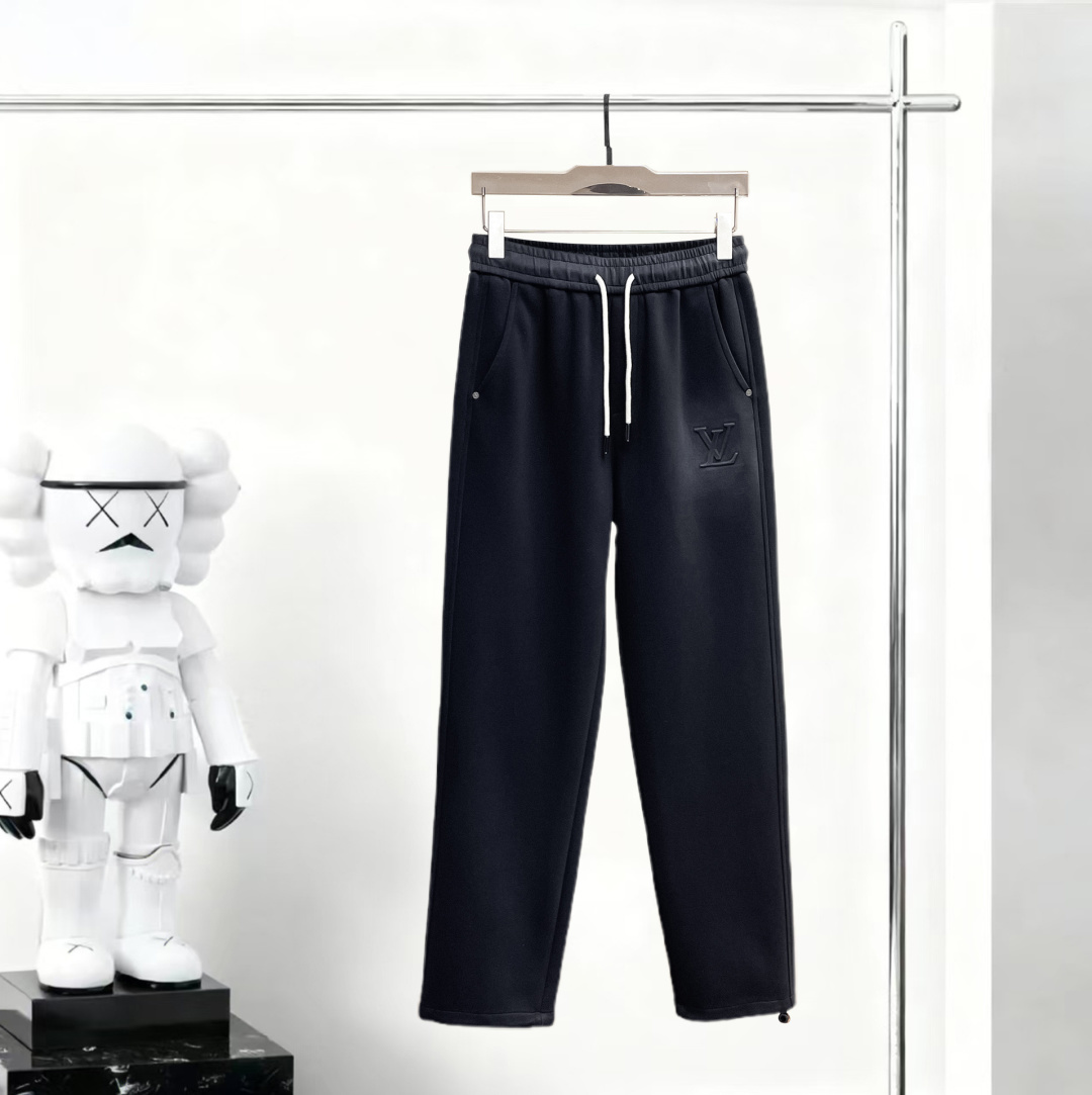 NO:746811,LV 2026 spring new trousers and casual trousers are on sale simultaneously on the official website. The brand's classic LOGO casual trousers, customized fabrics, are extremely comfortable and have a strong touch. Highly recognizable, with perfect appearance and craftsmanship. Sizes M-3XL, Louis Vuitton,19860909LV 2026春季新款长裤休闲裤官网同步发售.品牌经典LOGO休闲裤 ,定制面料,舒适度极好,手触感强烈.辨识度极高,完美品相工艺. 尺码M-3XL,,louis vuitton,,Men's clothing