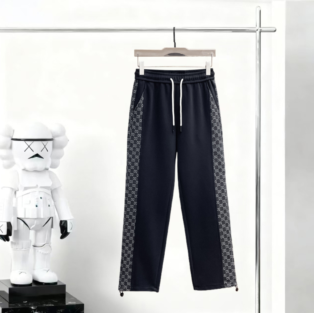 NO:746814,Gucci's 2026 spring new trousers and casual pants are on sale simultaneously on the official website. The brand's classic LOGO casual pants are made of customized fabrics with excellent comfort and strong touch. Highly recognizable and perfect in appearance and craftsmanship. Sizes M-3XL,,19860909古奇 2026春季新款长裤休闲裤官网同步发售.品牌经典LOGO休闲裤 ,定制面料,舒适度极好,手触感强烈.辨识度极高,完美品相工艺. 尺码M-3XL,,,Men's clothing