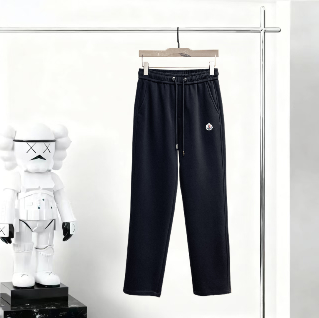 NO:746817,Moncler's 2026 spring new trousers and casual pants are on sale simultaneously on the official website. The brand's classic LOGO casual pants are made of custom-made fabrics with excellent comfort and strong touch. Highly recognizable and perfect in appearance and craftsmanship. Sizes M-3XL, Moncler,19860909蒙口 2026春季新款长裤休闲裤官网同步发售.品牌经典LOGO休闲裤 ,定制面料,舒适度极好,手触感强烈.辨识度极高,完美品相工艺. 尺码M-3XL,,Moncler,,Men's clothing