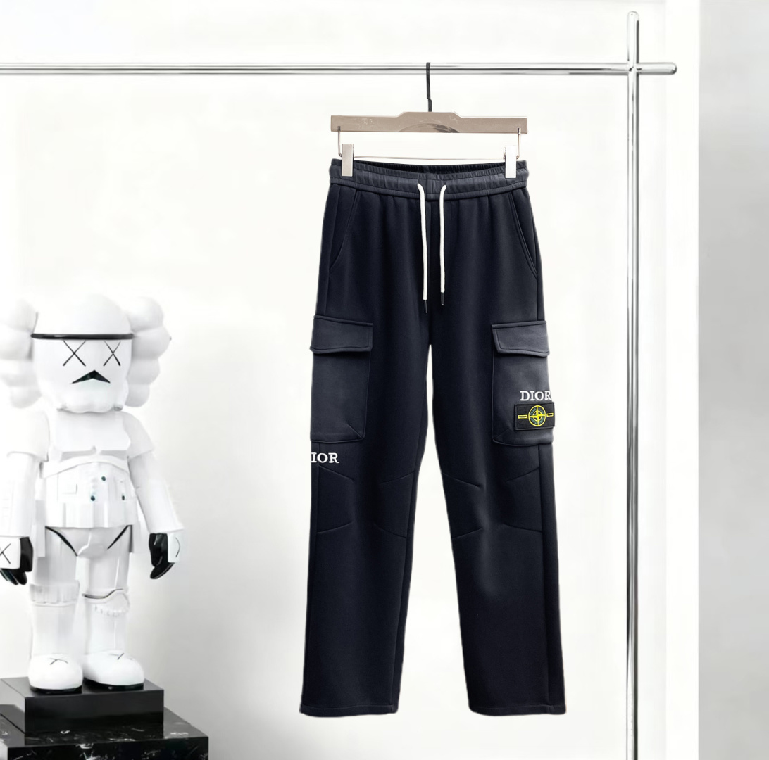 NO:746820,Dior's 2026 spring new trousers and casual pants are on sale simultaneously on the official website. The brand's classic LOGO casual pants are made of customized fabrics with excellent comfort and strong touch. Highly recognizable and perfect in appearance and craftsmanship. Sizes M-3XL, dior,19860909迪奥 2026春季新款长裤休闲裤官网同步发售.品牌经典LOGO休闲裤 ,定制面料,舒适度极好,手触感强烈.辨识度极高,完美品相工艺. 尺码M-3XL,,dior,,Men's clothing