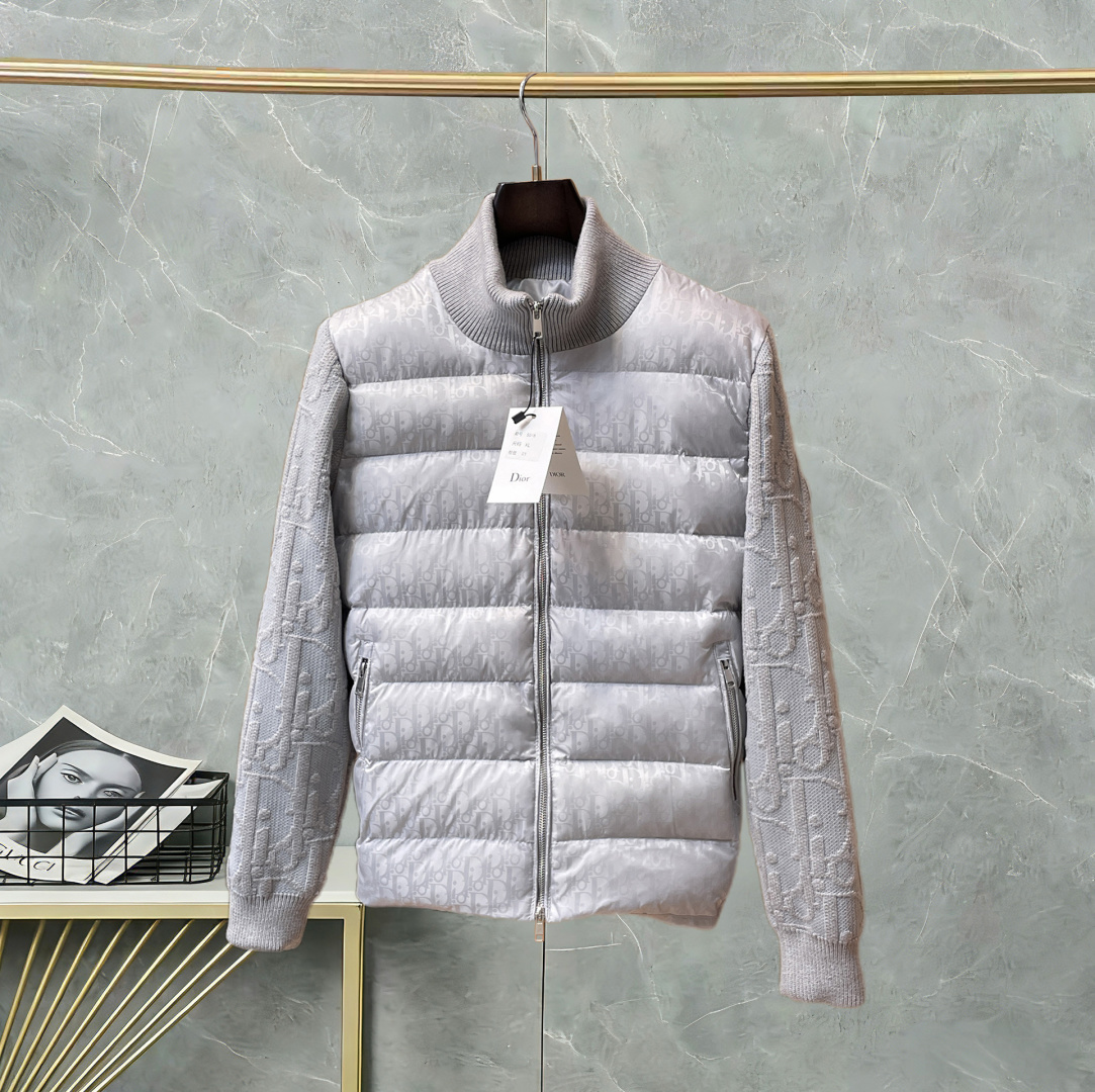 NO:746797,Dior's 2026 spring and winter new down jacket. This is known as the most expensive down jacket in the industry, all 90 down. With a classic logo combination, it is full of visual impact at first sight. It has better thermal insulation performance, is light and not heavy, and has good loft recovery after compression, and it can gather heat and lock in temperature!  Personalized color matching design, fresh and energetic!  There are too many versions circulating in the market. In addition to the different fabrics and workmanship, the biggest difference is that the filling is not goose down at all but feather silk or velvet, etc., and it is not easy to distinguish for those who don’t understand. In addition, the fabrics and workmanship are definitely not of the same level. In short, look for us and you will never go astray. All the exclusive full colors are purchased from genuine development. If you understand the quality of our down jackets, you can safely recommend it with your eyes closed. The three standards are complete!  Uniform series for men and women!  Size M-3XL. Maximum wear capacity is 195 pounds.,, dior, down jacket,19860909迪奥2026春冬新款羽绒服.这款号称羽绒服届最贵的,全部90绒的.带着经典的Logo组合搭配,第一眼看到就是满满的视觉冲击,保暖性能更出色,轻便不厚重,且压缩后的蓬松度恢复性好,聚热锁温！个性的拼色设计,清新有活力！市面流通的版本实在太多了,除了面料做工不同外,最大的区别就是填充物根本不是鹅绒而是羽丝或手感绒等等,而不懂的根本不容易区分.另外面料和做工也绝对不是一个级别,总之认准我们,让你绝对不跑偏,独家全色全部购入正版开发,懂我们家羽绒服质量的,完全可以放心闭眼推.三标齐全！男女同款系列！码数M-3XL.最大穿到195斤.,,dior,down jacket,,Men's clothing
