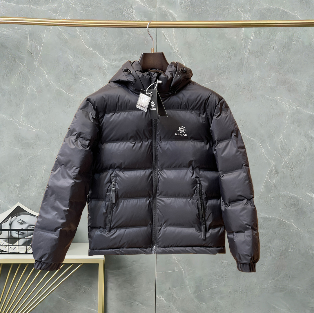 NO:746800,Kaileshi 2026 spring and winter new down jacket. This is known as the most expensive down jacket in the world, all 90 down. With a classic logo combination, it is full of visual impact at first sight. It has better thermal insulation performance, is light and not heavy, and has good loft recovery after compression, and it can gather heat and lock in temperature!  Personalized color matching design, fresh and energetic!  There are too many versions circulating in the market. In addition to the different fabrics and workmanship, the biggest difference is that the filling is not goose down at all but feather silk or velvet, etc., and it is not easy to distinguish for those who don’t understand. In addition, the fabrics and workmanship are definitely not of the same level. In short, look for us and you will never go astray. All the exclusive full colors are purchased from genuine development. If you understand the quality of our down jackets, you can safely recommend it with your eyes closed. The three standards are complete!  Uniform series for men and women!  Size M-3XL. Maximum wear capacity is 195 catties.,,down jacket,19860909凯乐石2026春冬新款羽绒服.这款号称羽绒服届最贵的,全部90绒的.带着经典的Logo组合搭配,第一眼看到就是满满的视觉冲击,保暖性能更出色,轻便不厚重,且压缩后的蓬松度恢复性好,聚热锁温！个性的拼色设计,清新有活力！市面流通的版本实在太多了,除了面料做工不同外,最大的区别就是填充物根本不是鹅绒而是羽丝或手感绒等等,而不懂的根本不容易区分.另外面料和做工也绝对不是一个级别,总之认准我们,让你绝对不跑偏,独家全色全部购入正版开发,懂我们家羽绒服质量的,完全可以放心闭眼推.三标齐全！男女同款系列！码数M-3XL.最大穿到195斤.,,down jacket,,Men's clothing