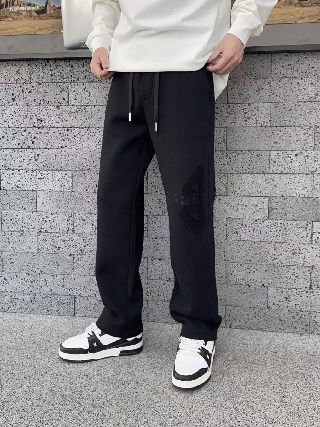 NO:746806,Balenciaga's 2026 spring new trousers and casual pants are on sale simultaneously on the official website. The brand's classic LOGO casual pants are made of customized fabrics with excellent comfort and strong touch. Highly recognizable and perfect in appearance and craftsmanship. Sizes M-3XL, balenciaga,19860909巴黎世家2026春季新款长裤休闲裤官网同步发售.品牌经典LOGO休闲裤 ,定制面料,舒适度极好,手触感强烈.辨识度极高,完美品相工艺. 尺码M-3XL,,balenciaga,,Men's clothing