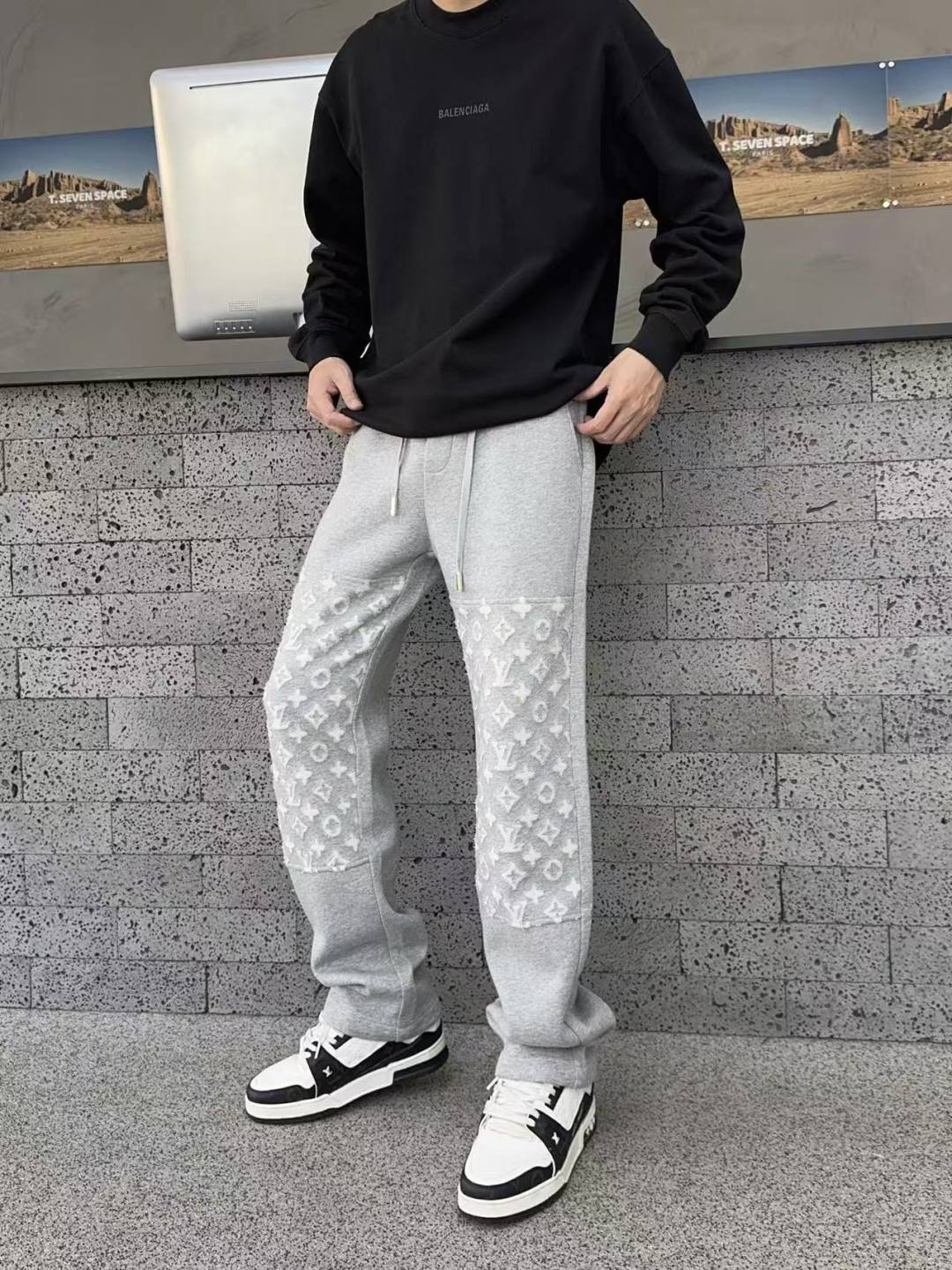 NO:746809,LV 2026 spring new trousers and casual trousers are on sale simultaneously on the official website. The brand's classic LOGO casual trousers, customized fabrics, are extremely comfortable and have a strong touch. Highly recognizable, with perfect appearance and craftsmanship. Sizes M-3XL, Louis Vuitton,19860909LV 2026春季新款长裤休闲裤官网同步发售.品牌经典LOGO休闲裤 ,定制面料,舒适度极好,手触感强烈.辨识度极高,完美品相工艺. 尺码M-3XL,,louis vuitton,,Men's clothing