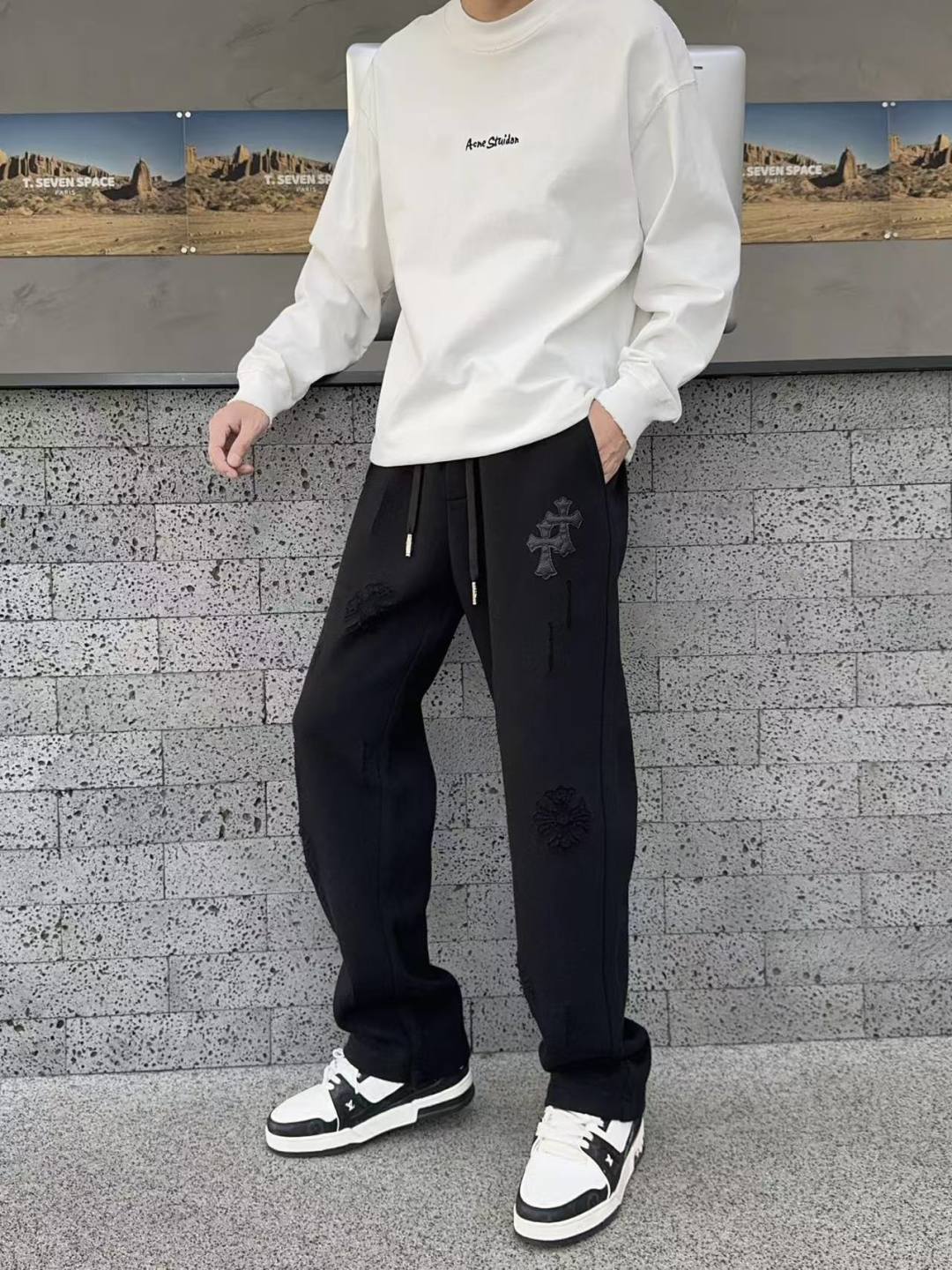 NO:746812,Chrome Hearts' 2026 spring new trousers and casual pants are on sale simultaneously on the official website. The brand's classic LOGO casual pants are made of customized fabrics with excellent comfort and strong touch. Highly recognizable and perfect in appearance and craftsmanship. Sizes M-3XL,,chrome hearts,19860909克罗心 2026春季新款长裤休闲裤官网同步发售.品牌经典LOGO休闲裤 ,定制面料,舒适度极好,手触感强烈.辨识度极高,完美品相工艺. 尺码M-3XL,,chrome hearts,,Men's clothing